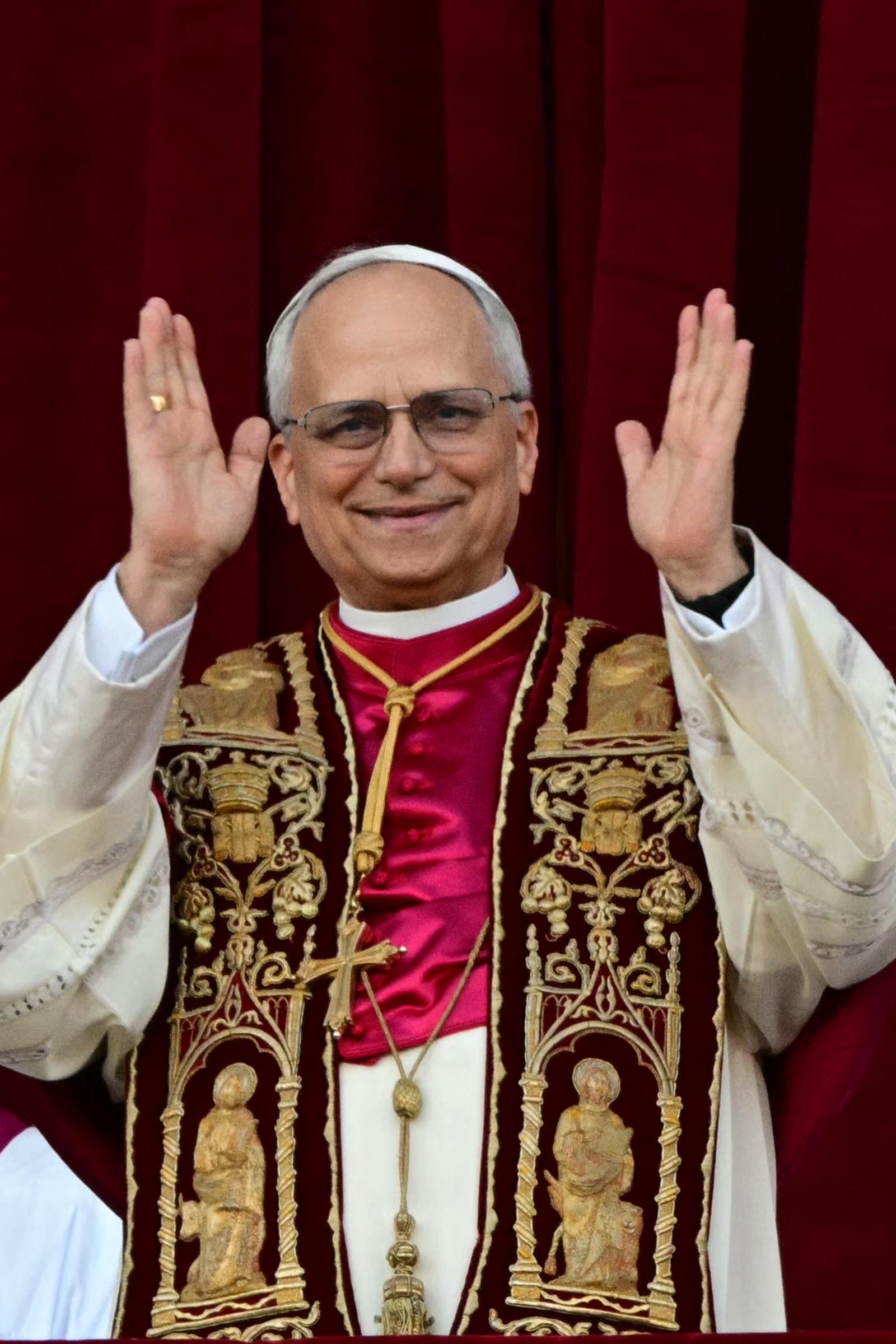 Le pape nouvellement élu Léon XIV, Robert Prevost, s'adressant à la foule sur le balcon principal de la loggia centrale de la basilique Saint-Pierre pour la première fois, le 8 mai 2025. | Source : Getty Images