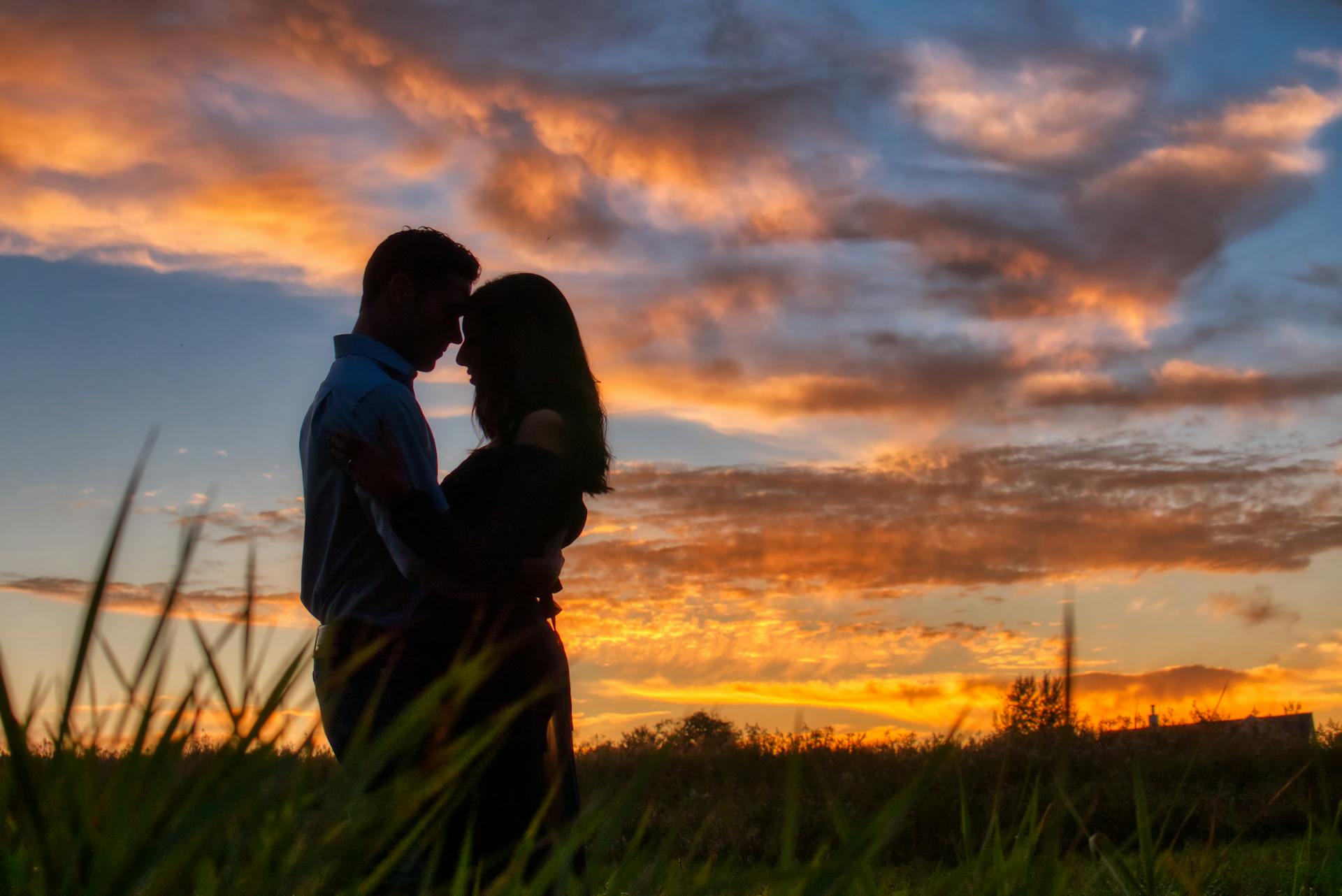 Un couple qui s'enlace | Source : Pexels