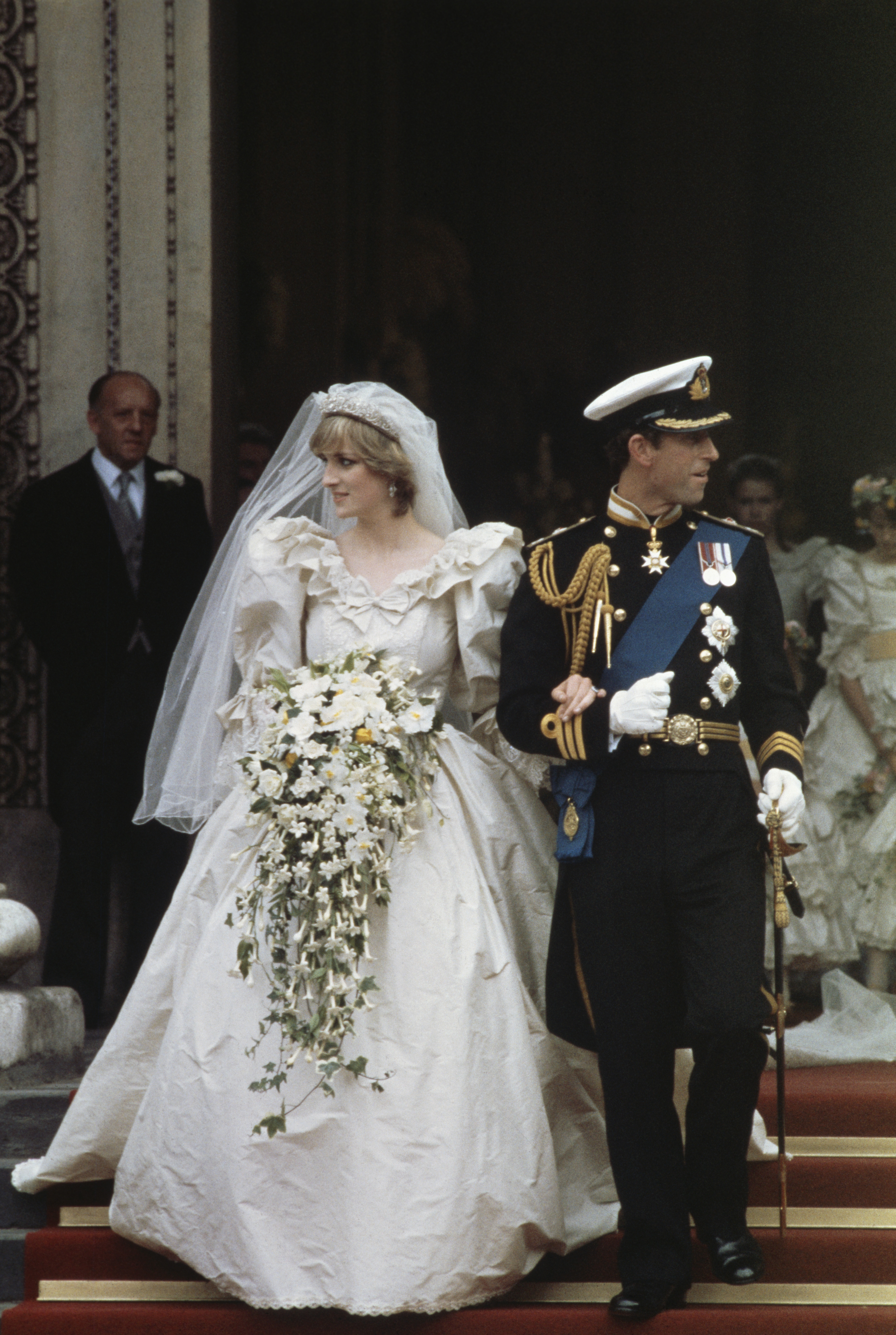 Le prince Charles et Lady Diana Spencer quittent la cathédrale St Paul le 29 juillet 1981, à Londres, en Angleterre. | Source : Getty Images