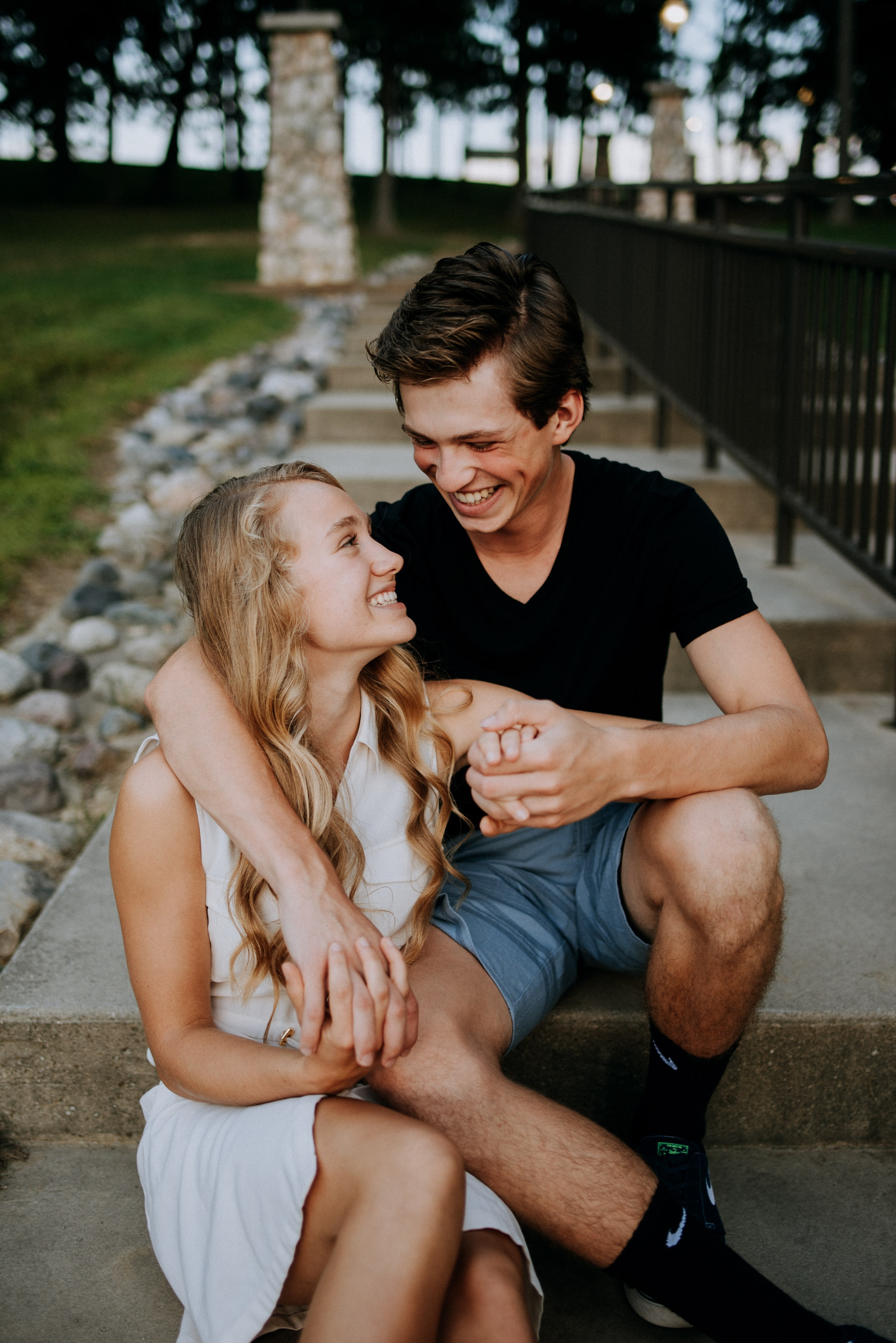 Jeune couple heureux et amoureux | Source : Unsplash