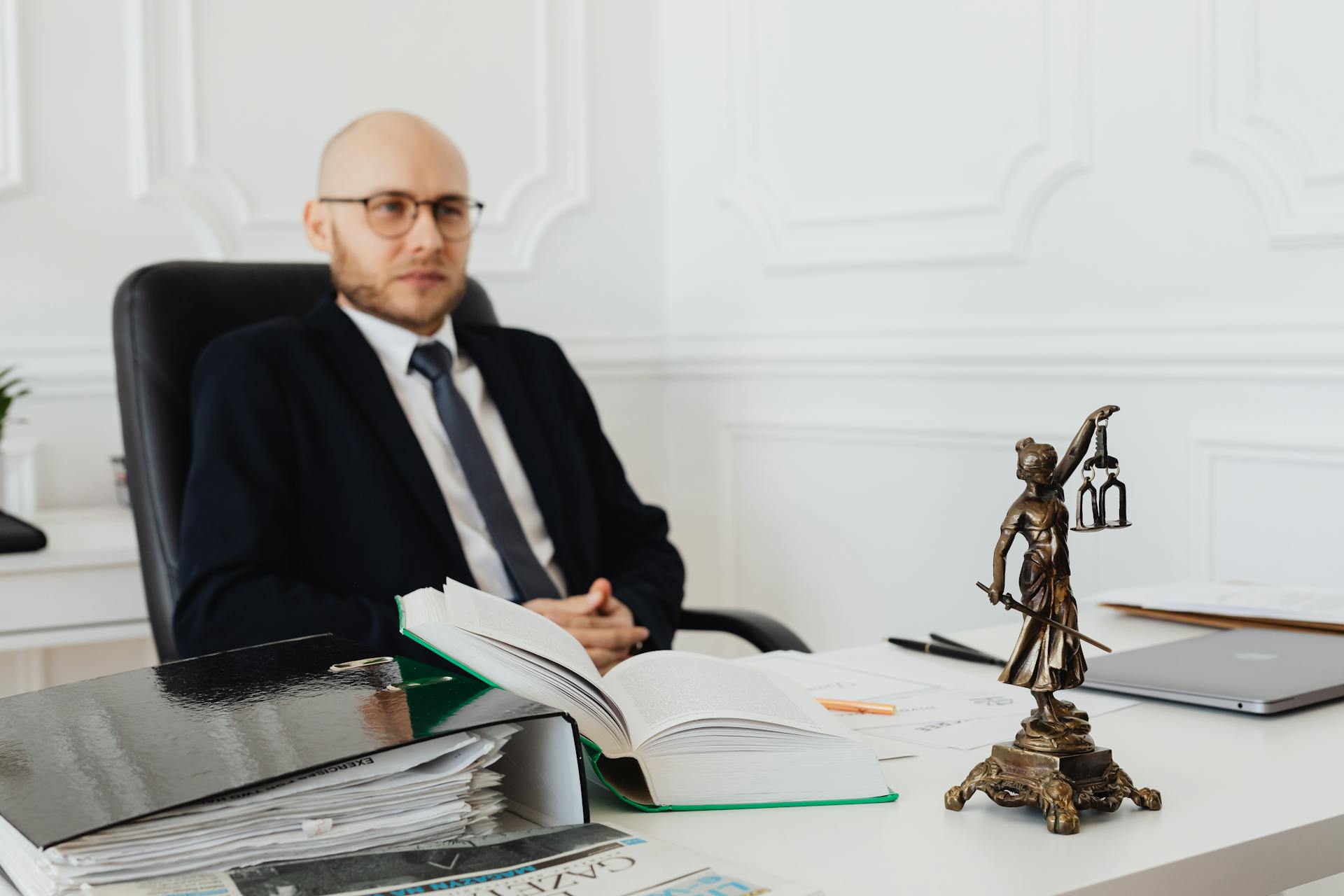 Un avocat dans son bureau | Source : Pexels