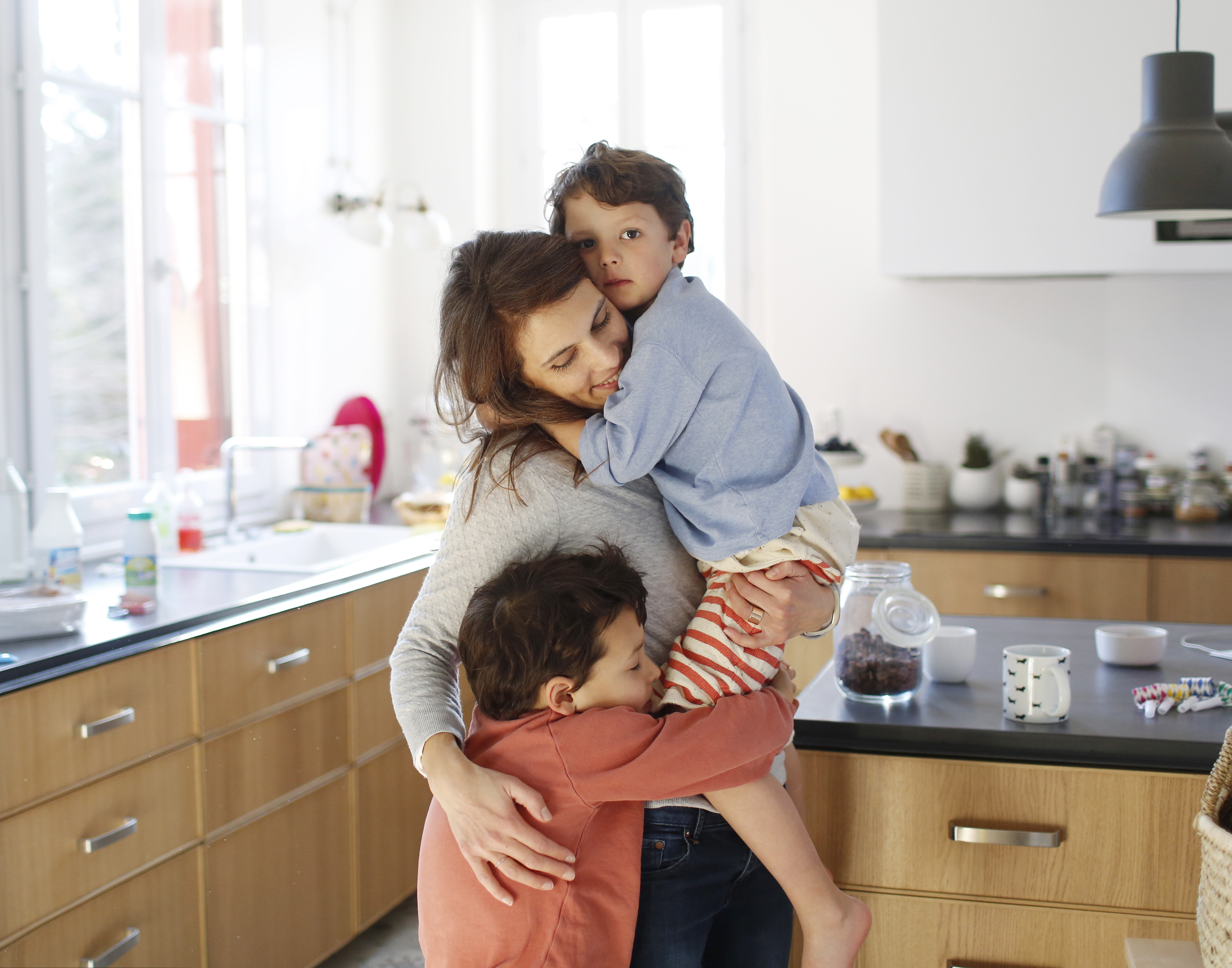 Une maman et ses deux garçons | Source : Getty Images