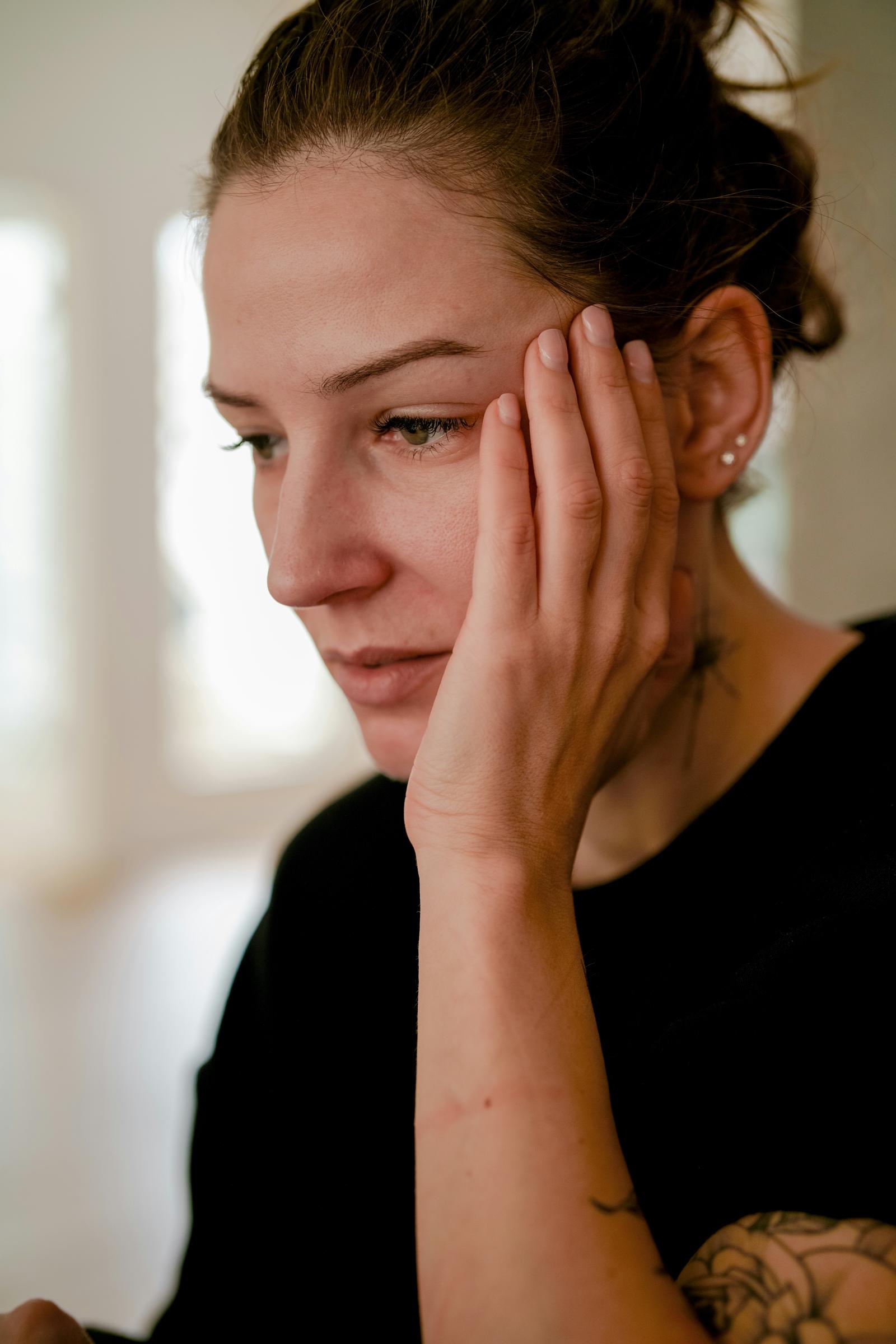 Une femme perdue dans ses pensées | Source : Unsplash