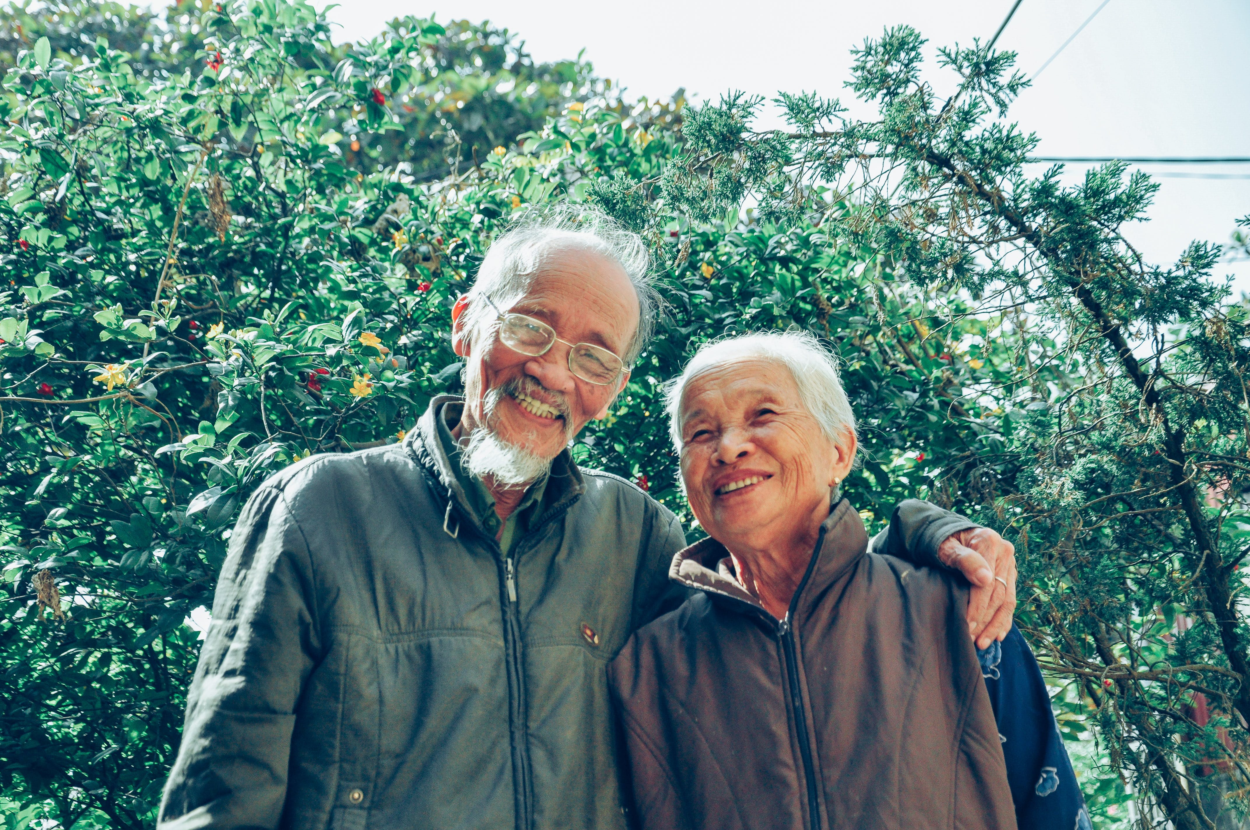 Un couple âgé sourit à l'extérieur de la maison | Source : Pexels