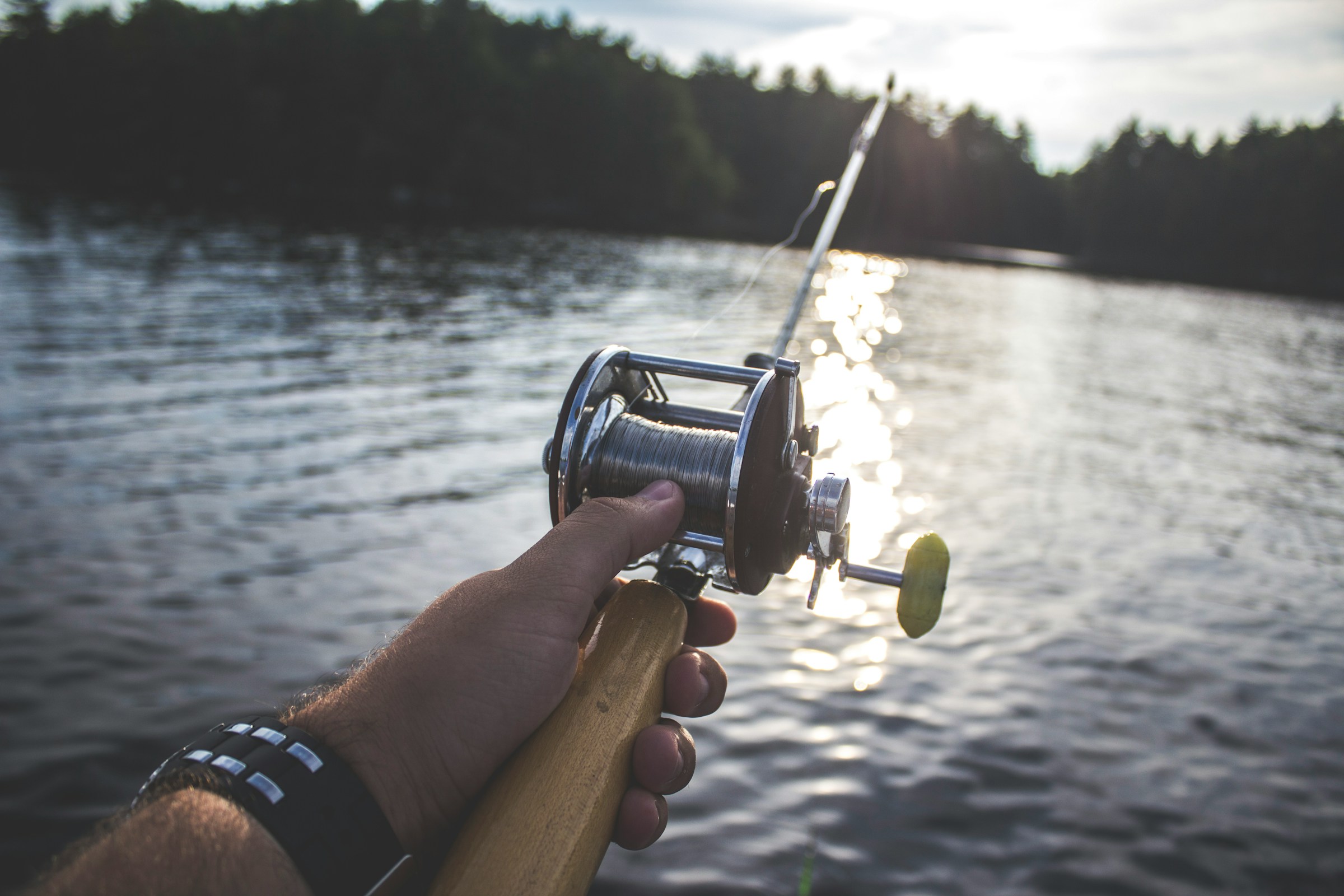 Une personne tenant une canne à pêche | Source : Unsplash