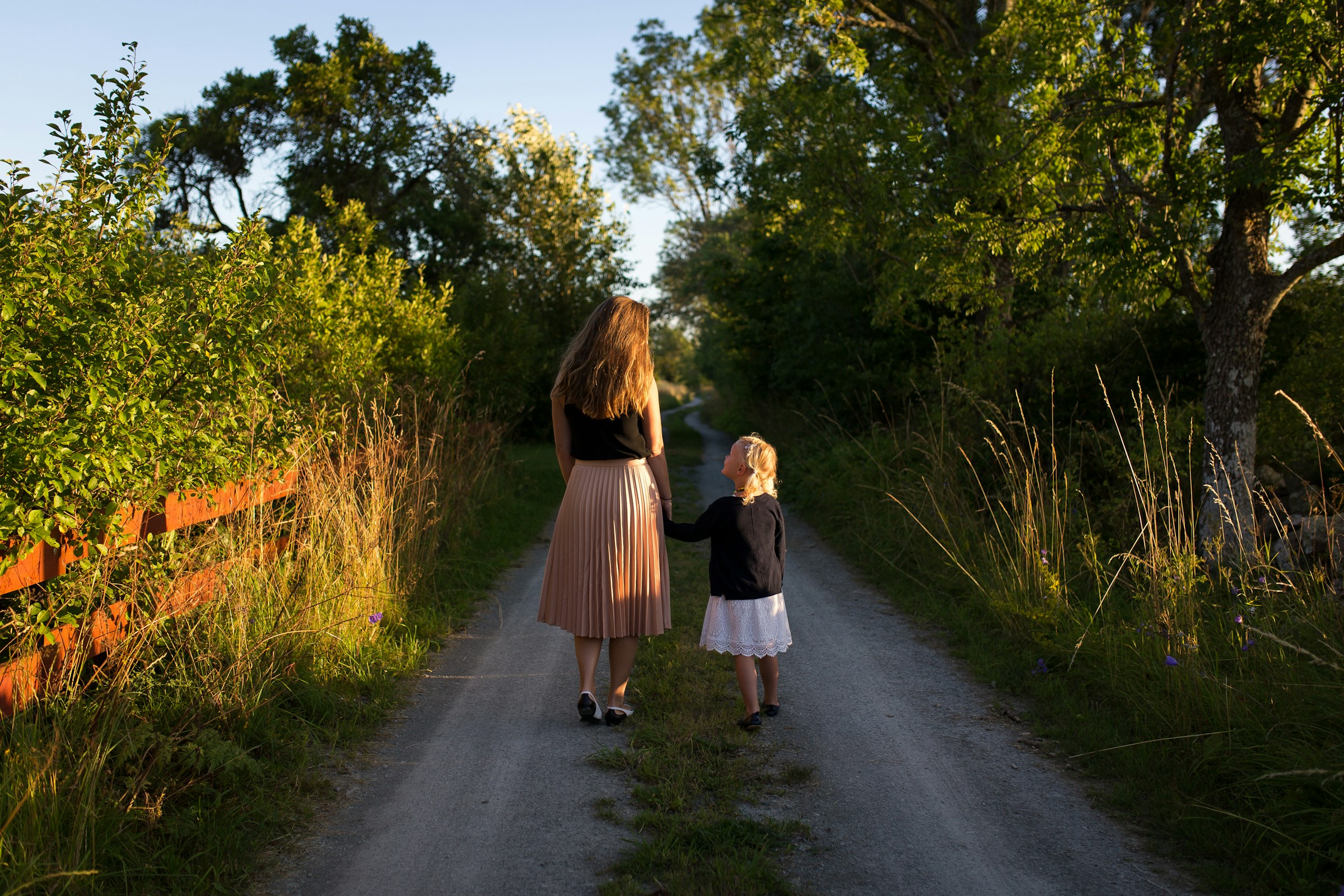 Une femme avec une petite fille | Source : Unsplash