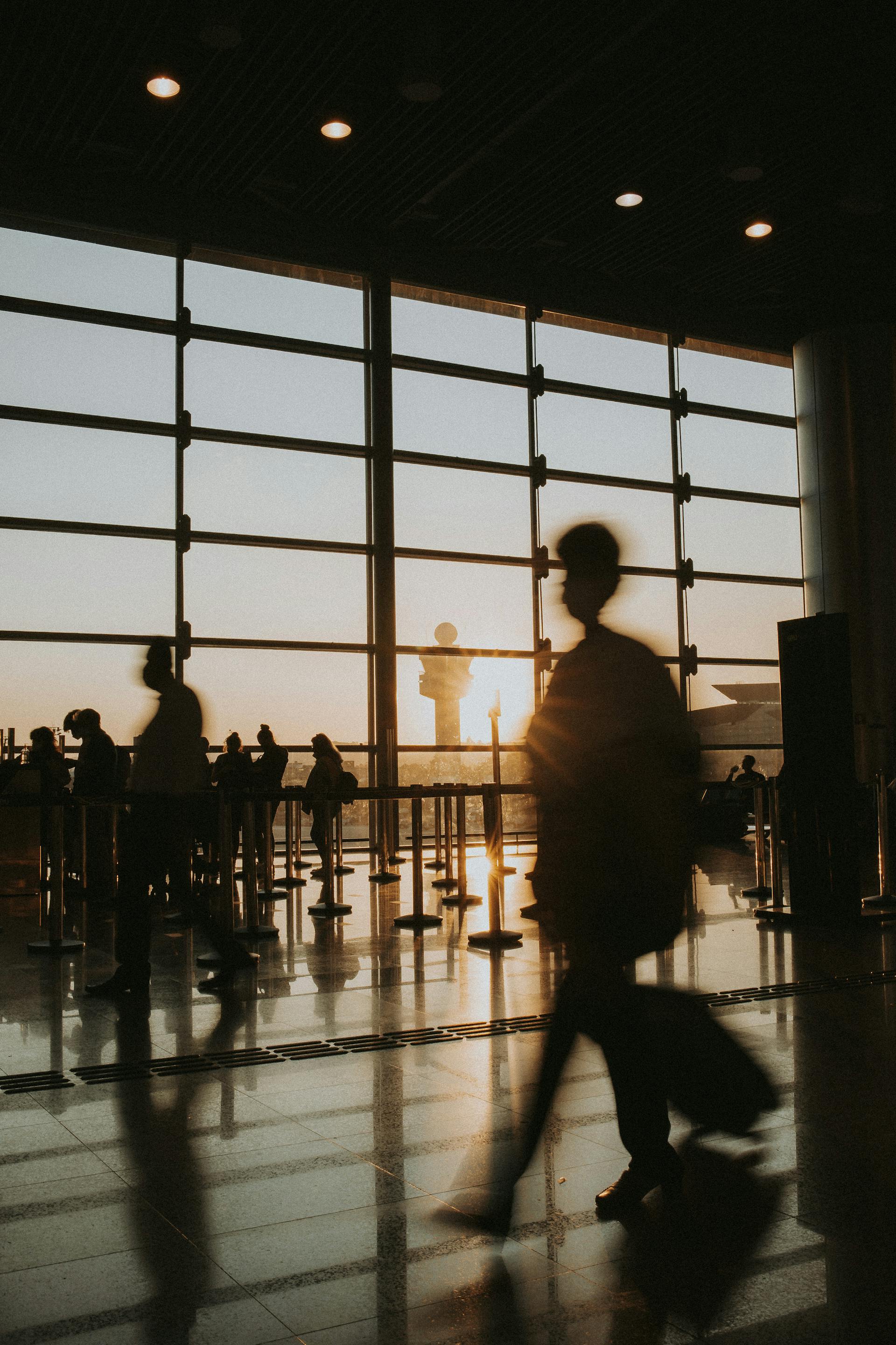 Des personnes marchant à l'intérieur d'un aéroport | Source : Pexels