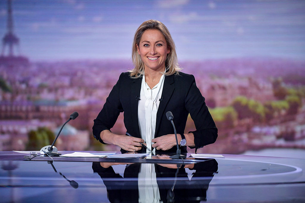 La journaliste et animatrice Anne-Sophie Lapix participe au journal télévisé de France 2 dans les studios de France Télévisions à Paris, le 25 janvier 2022. (Photo by JULIEN DE ROSA / AFP) (Photo by JULIEN DE ROSA/AFP via Getty Images)