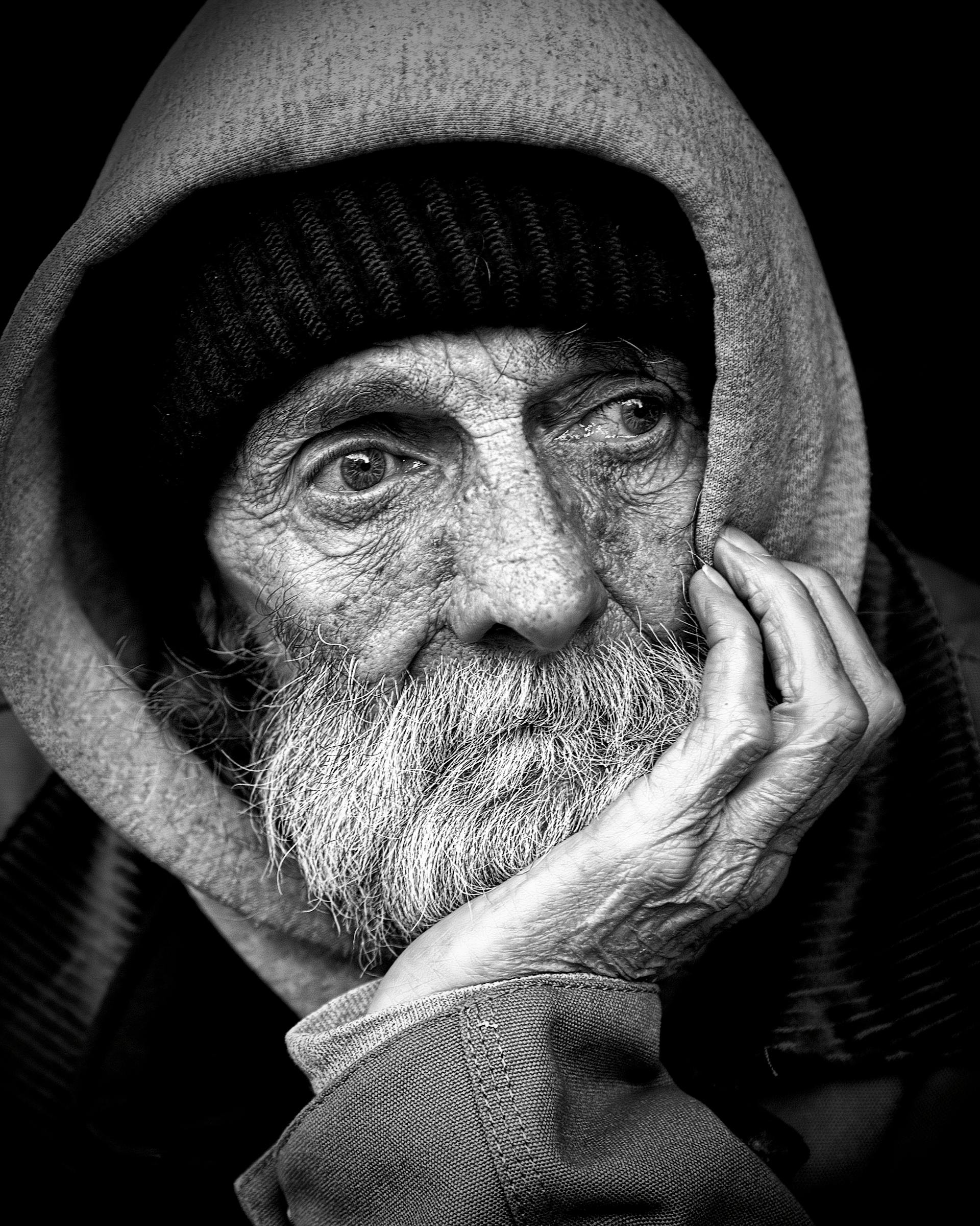 Une photo en niveaux de gris d'un homme âgé | Source : Pexels