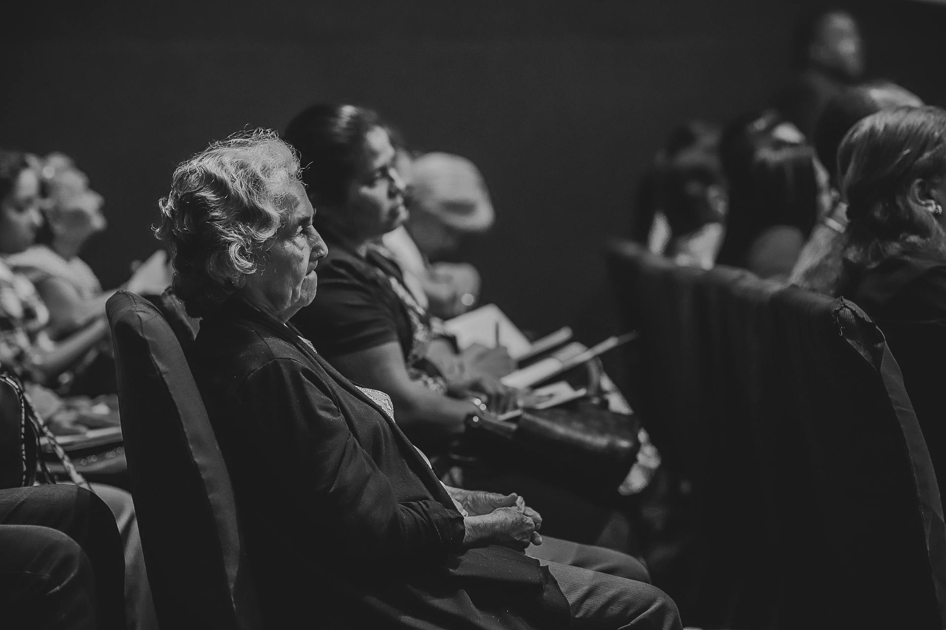 Un groupe de personnes en deuil assises sur des chaises | Source : Pexels