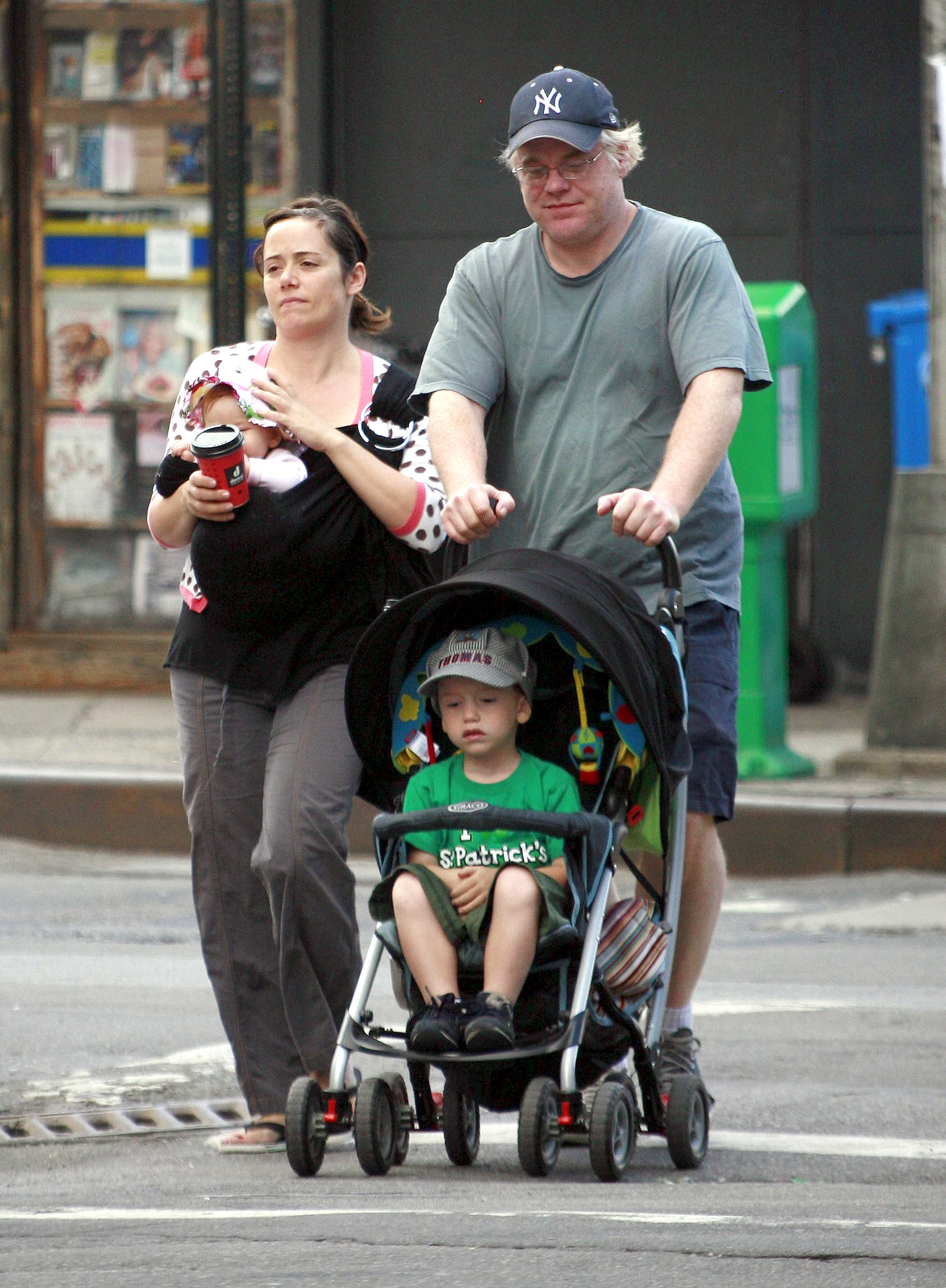 Philip Seymour Hoffman avec ses deux enfants et sa petite amie Mimi O'Donnell se promène dans le West Village à New York le 1er juillet 2007 | Source : Getty Images