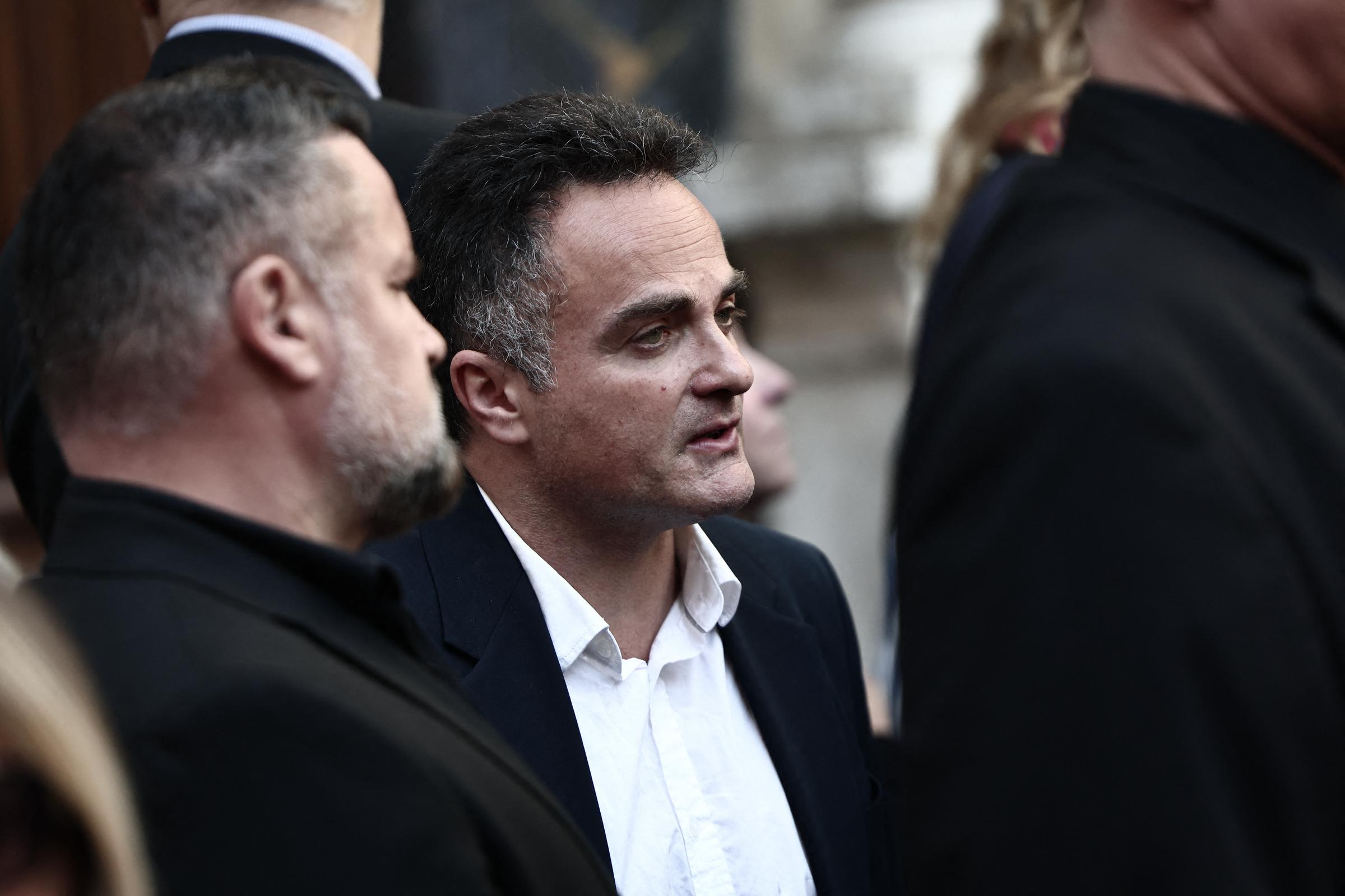 Laurent Amar (au centre), un ami de Loana, et Frédéric Garnier (à droite) quittent la cathédrale Sainte-Réparate de Nice, dans le sud-est de la France, après avoir assisté aux funérailles de Loana Petrucciani, la première star de la télé-réalité en France, retrouvée morte à son domicile à l'âge de 48 ans, le 10 avril 2026 I Source : Getty Images