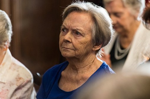 Une vieille dame dans une congrégation | Photo : Getty Images