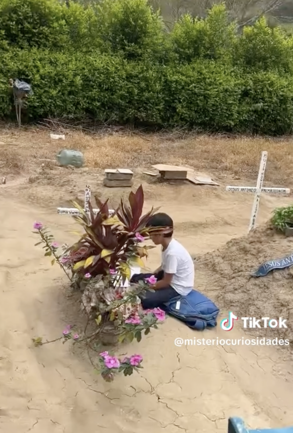 Kike sur la tombe de sa mère. | Source : tiktok.com/@misteriocuriosidades
