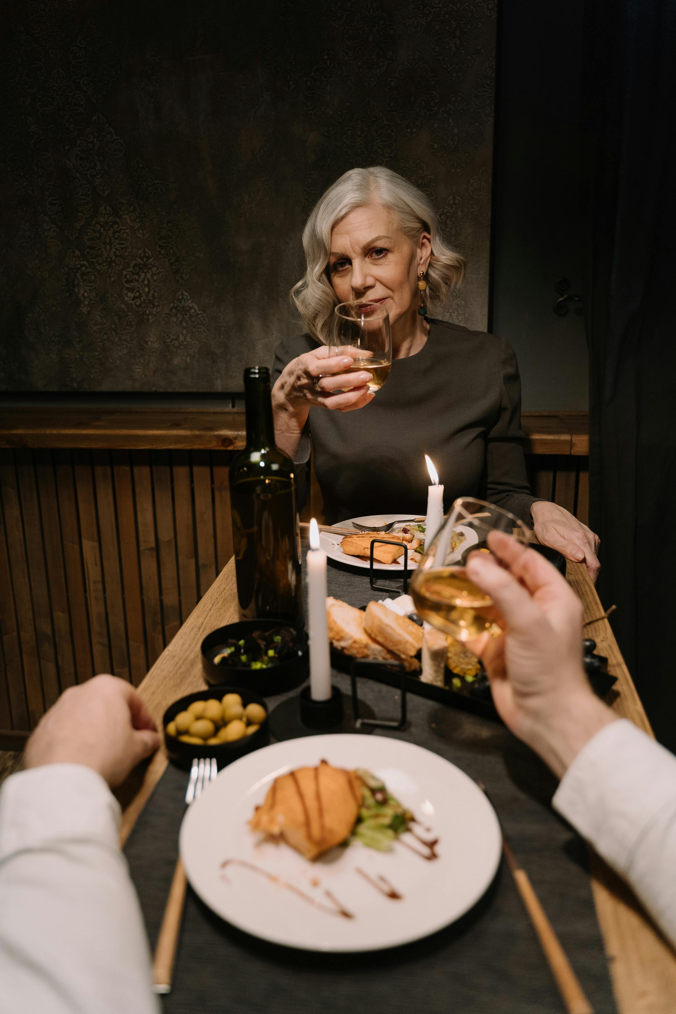 Une femme âgée surprise tenant un verre de vin | Source : Pexels