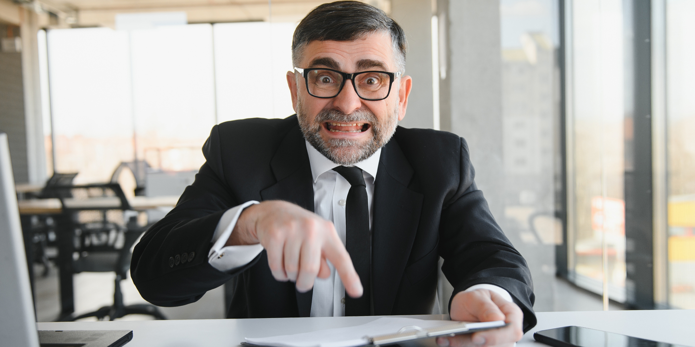 Un patron en colère dans son bureau | Source : Shutterstock