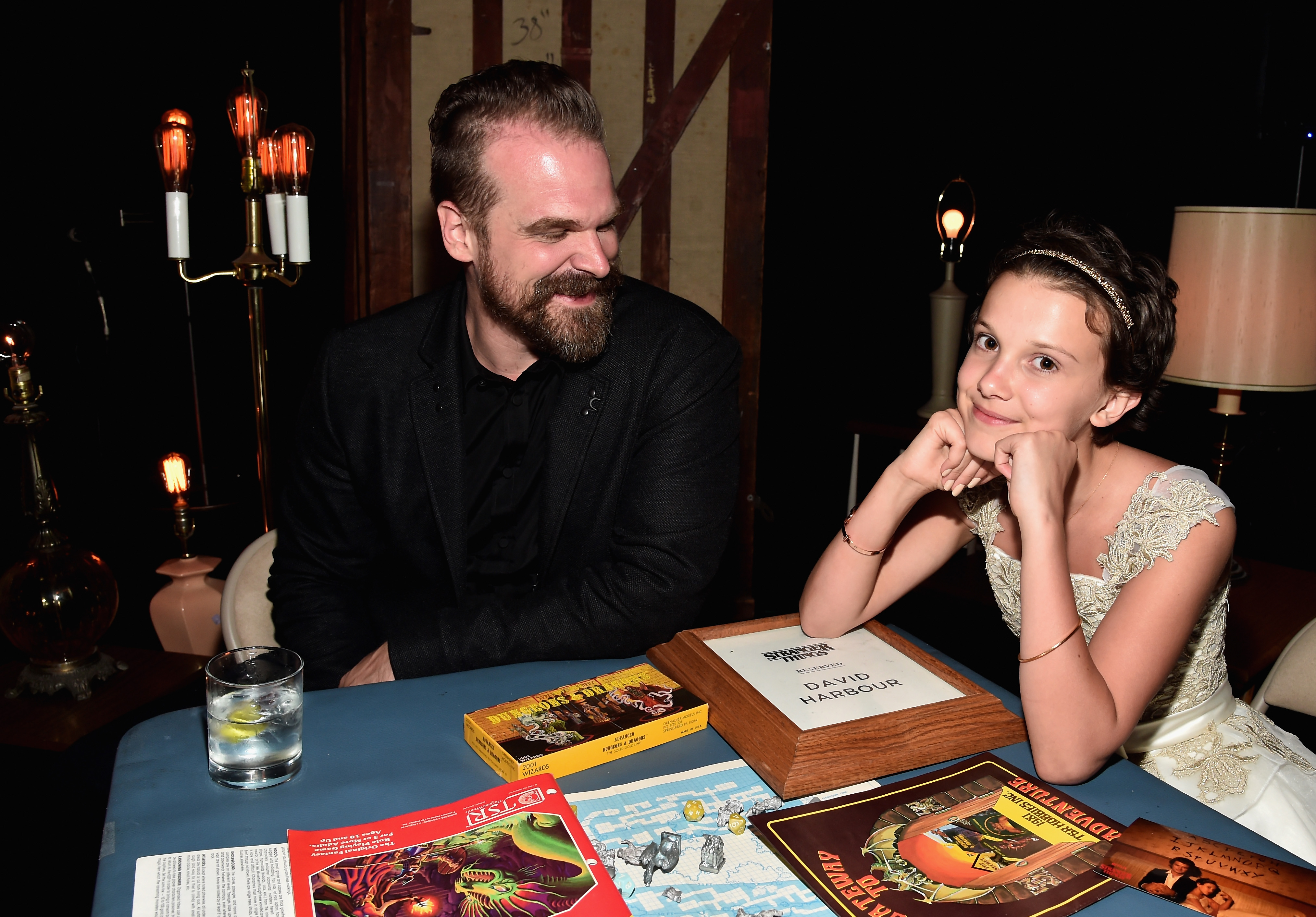 David Harbour et Millie Brown assistent à l'after party de la première de la série Netflix. « Stranger Things » au Mack Sennett Studios le 11 juillet 2016, à Los Angeles, California. | Source : Getty Images