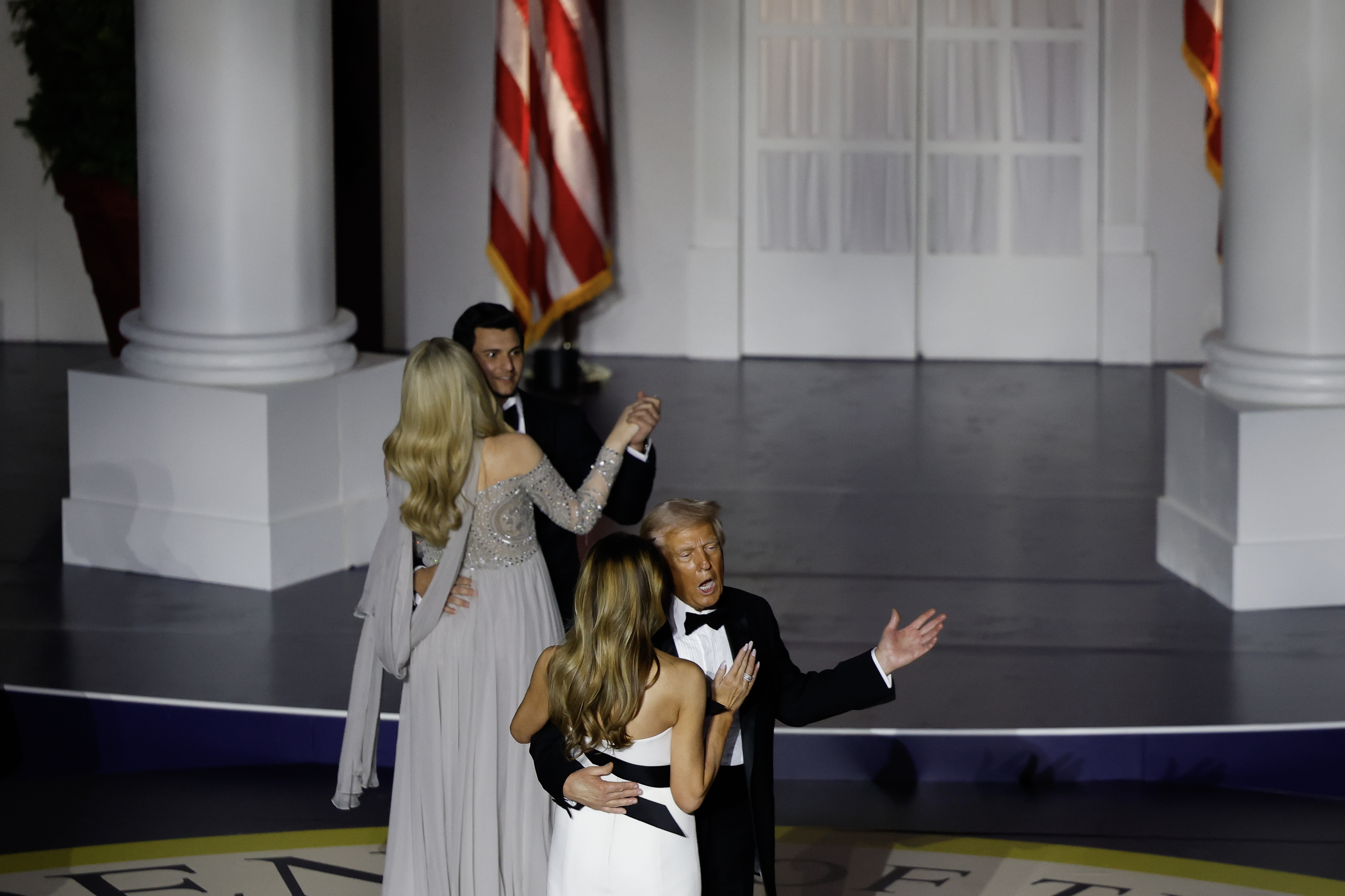 Tiffany Trump, Michael Boulos, le président Donald Trump et sa femme Melania dansent au Starlight Ball le 20 janvier 2025 | Source : Getty Images