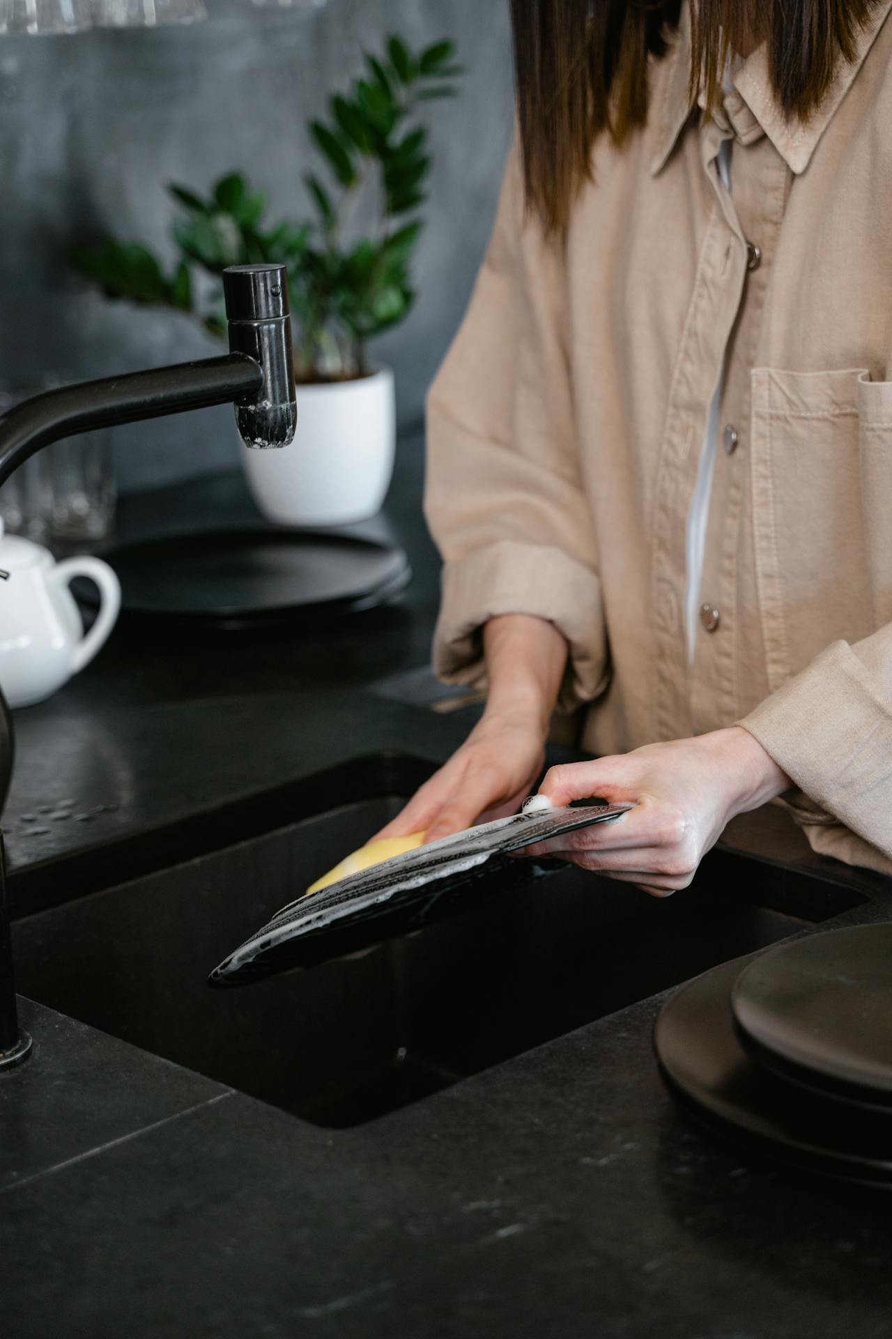 Une femme qui fait la vaisselle | Source : Pexels