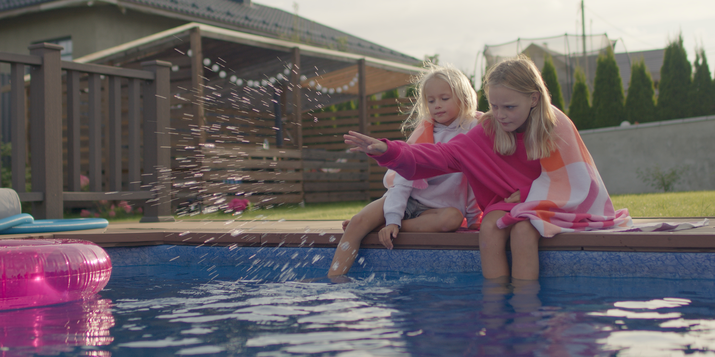 Des enfants jouant près de la piscine | Source : Shutterstock