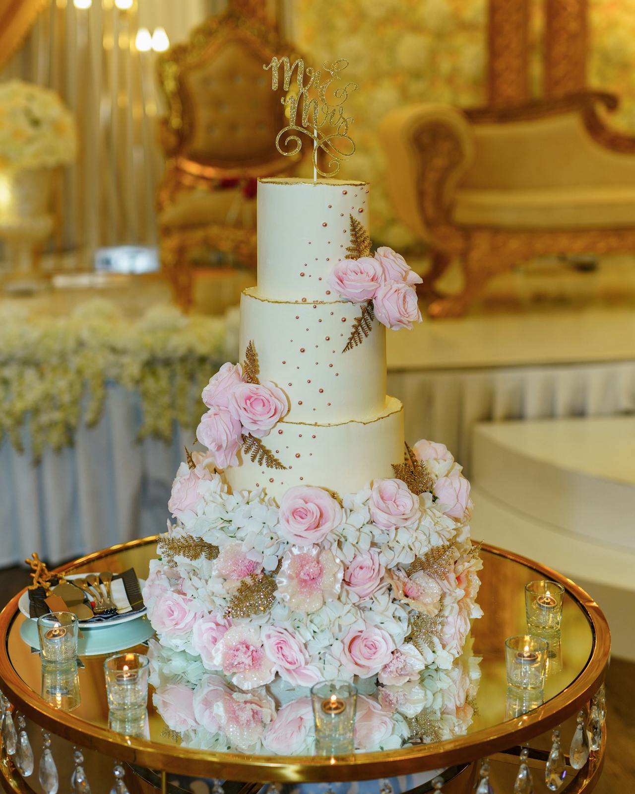 Un superbe gâteau de mariage exposé sur une table | Source : Pexels