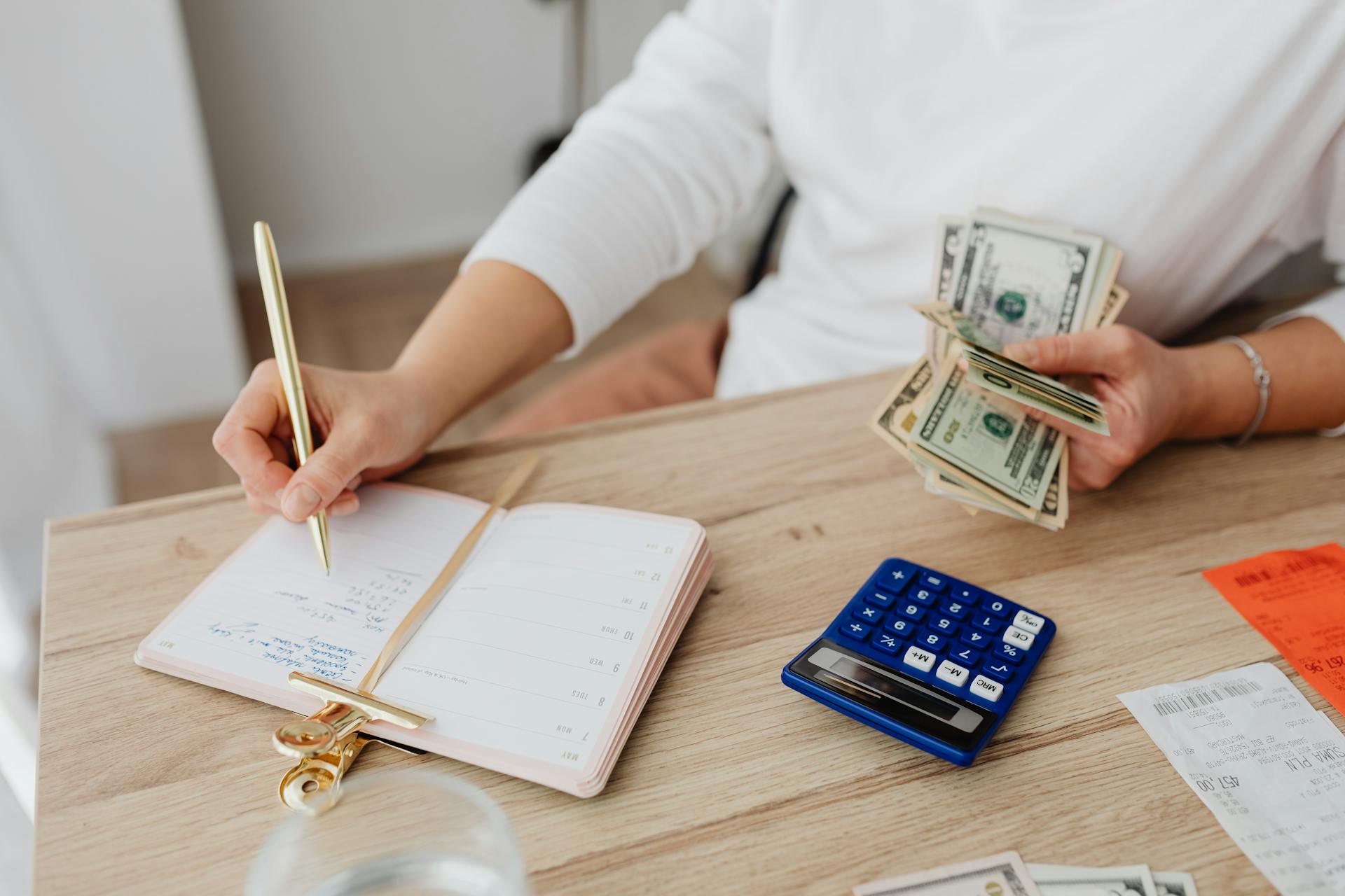 Une femme qui économise de l'argent | Source : Pexels
