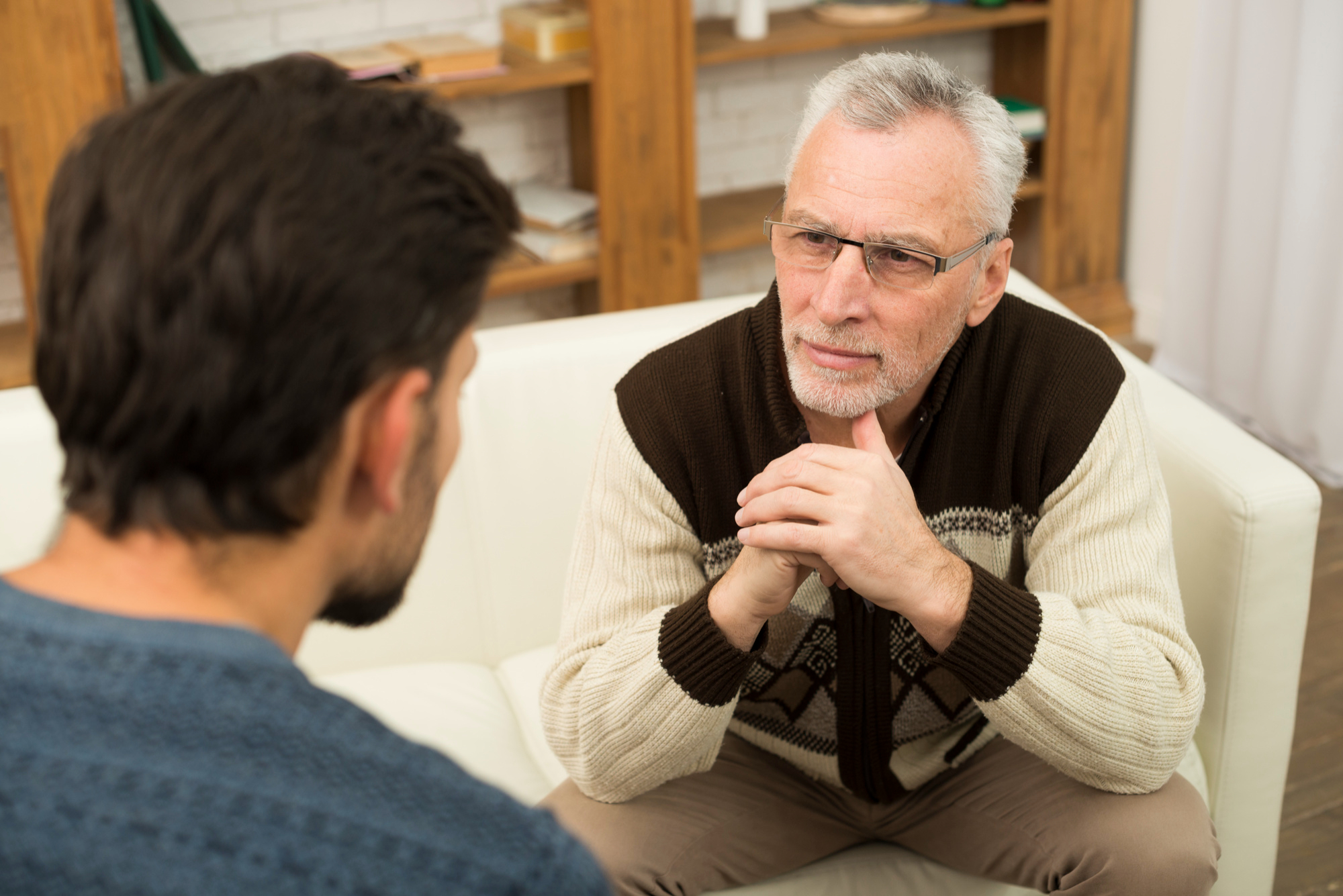 Une conversation entre un homme plus âgé et un plus jeune | Source : Freepik