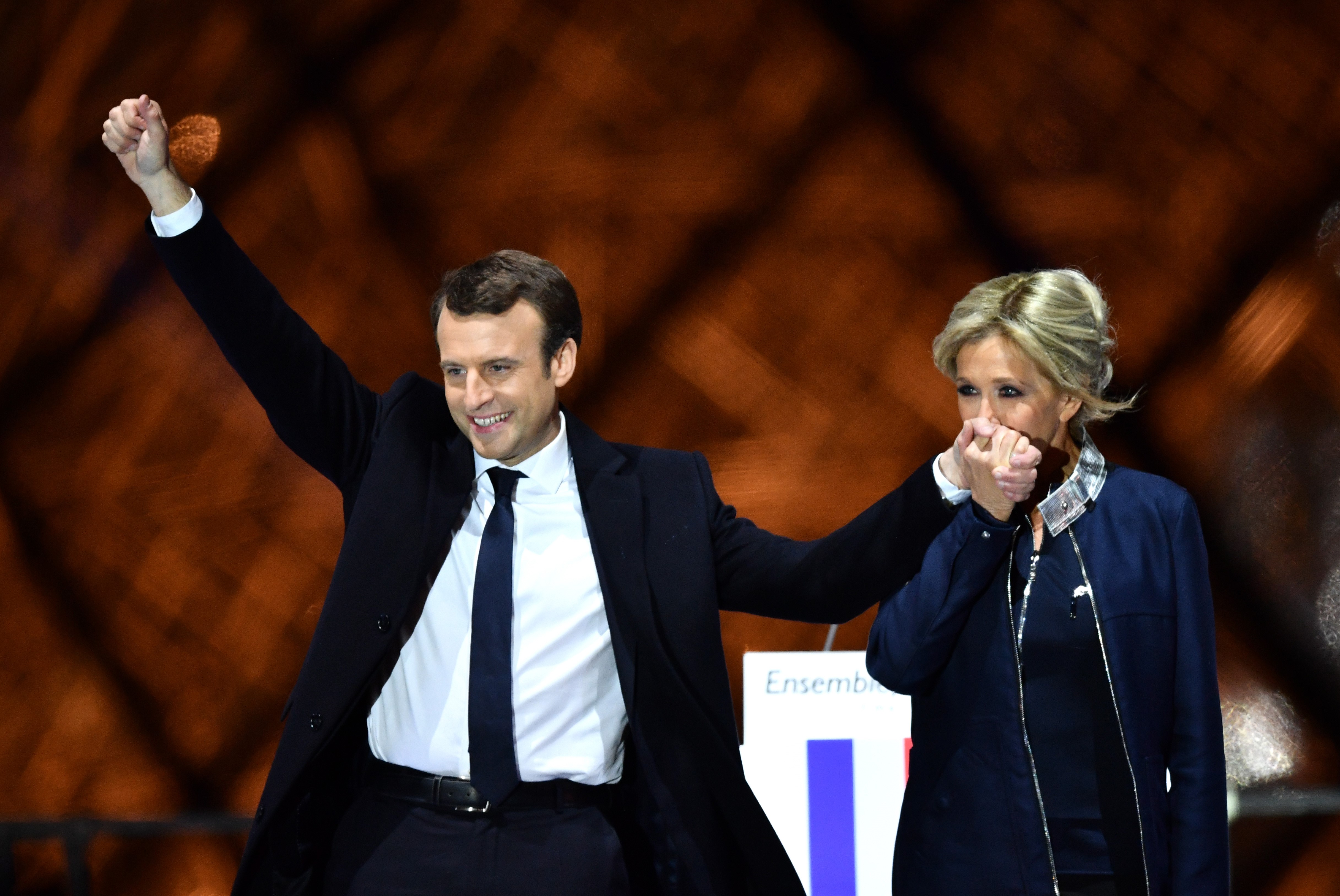 Lorsqu'Emmanuel s'est finalement assuré la présidence, devenant ainsi le plus jeune dirigeant de France, l'attention portée à sa vie personnelle n'a fait que s'intensifier. Bien qu'il ait été mesuré dans le partage de ses affaires privées par le passé, le président français a commencé à offrir de rares aperçus de la façon dont ses relations ont façonné sa vision du monde.