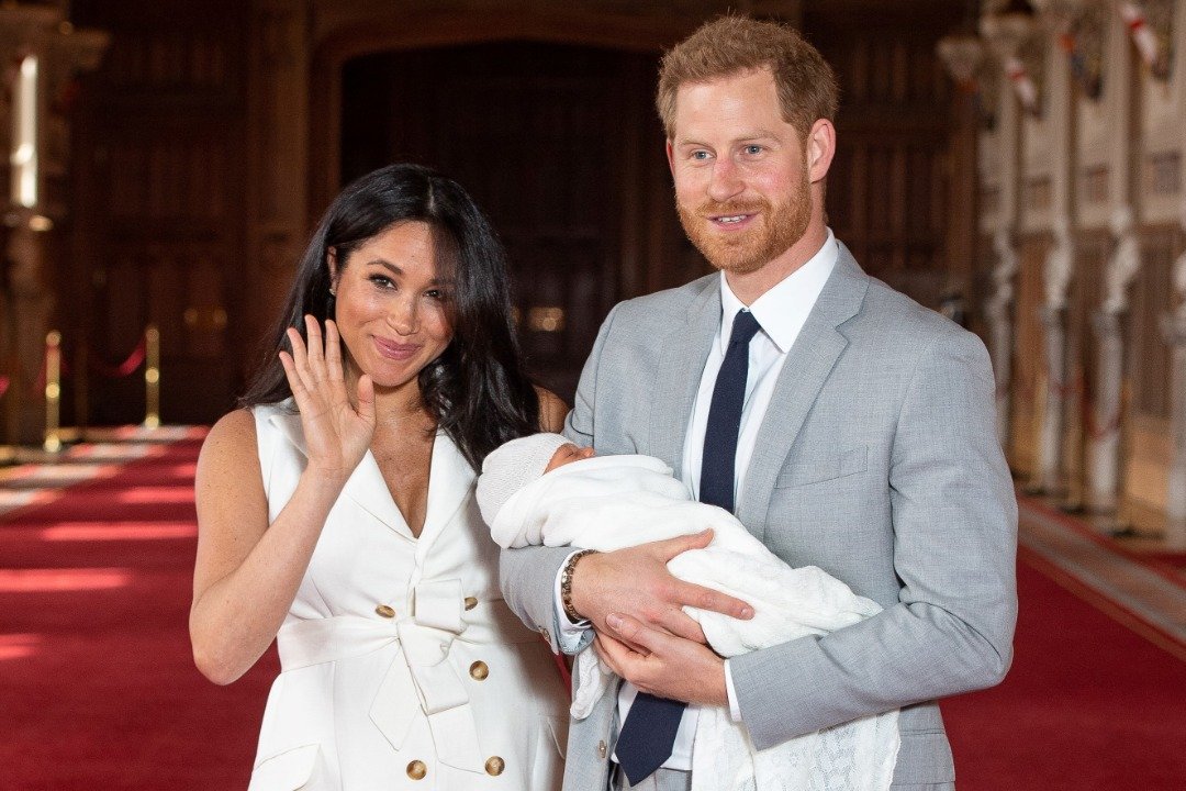 Le prince britannique Harry, duc de Sussex, et son épouse Meghan, duchesse de Sussex, posent pour une photo avec leur fils nouveau-né, Archie Harrison Mountbatten-Windsor, dans le St George's Hall du château de Windsor, à Windsor, à l'ouest de Londres, le 8 mai 2019 | Source : Getty Images