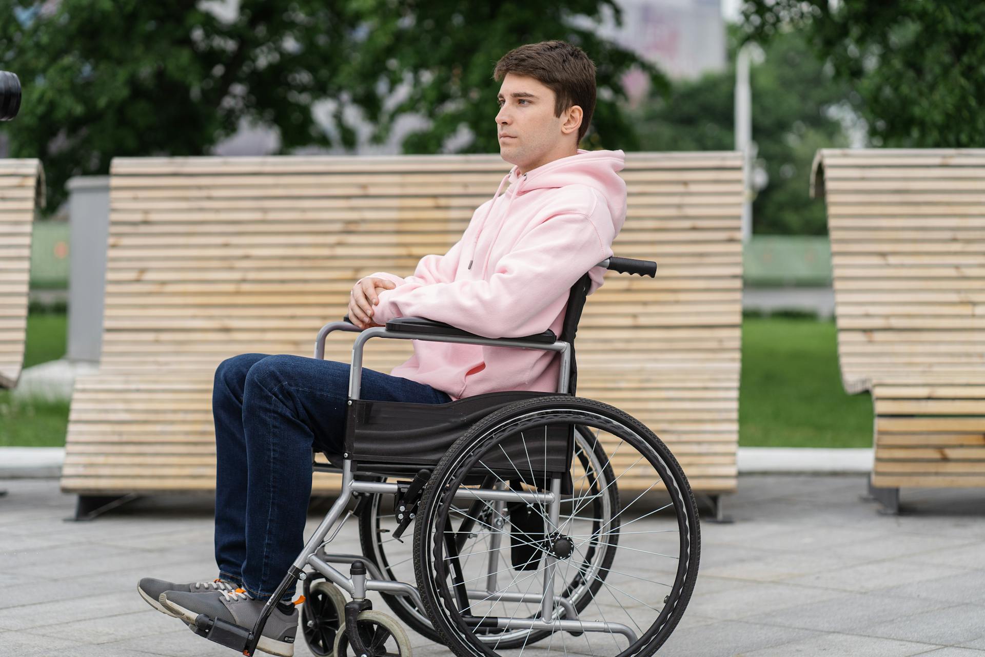 Un jeune homme en fauteuil roulant | Source : Pexels