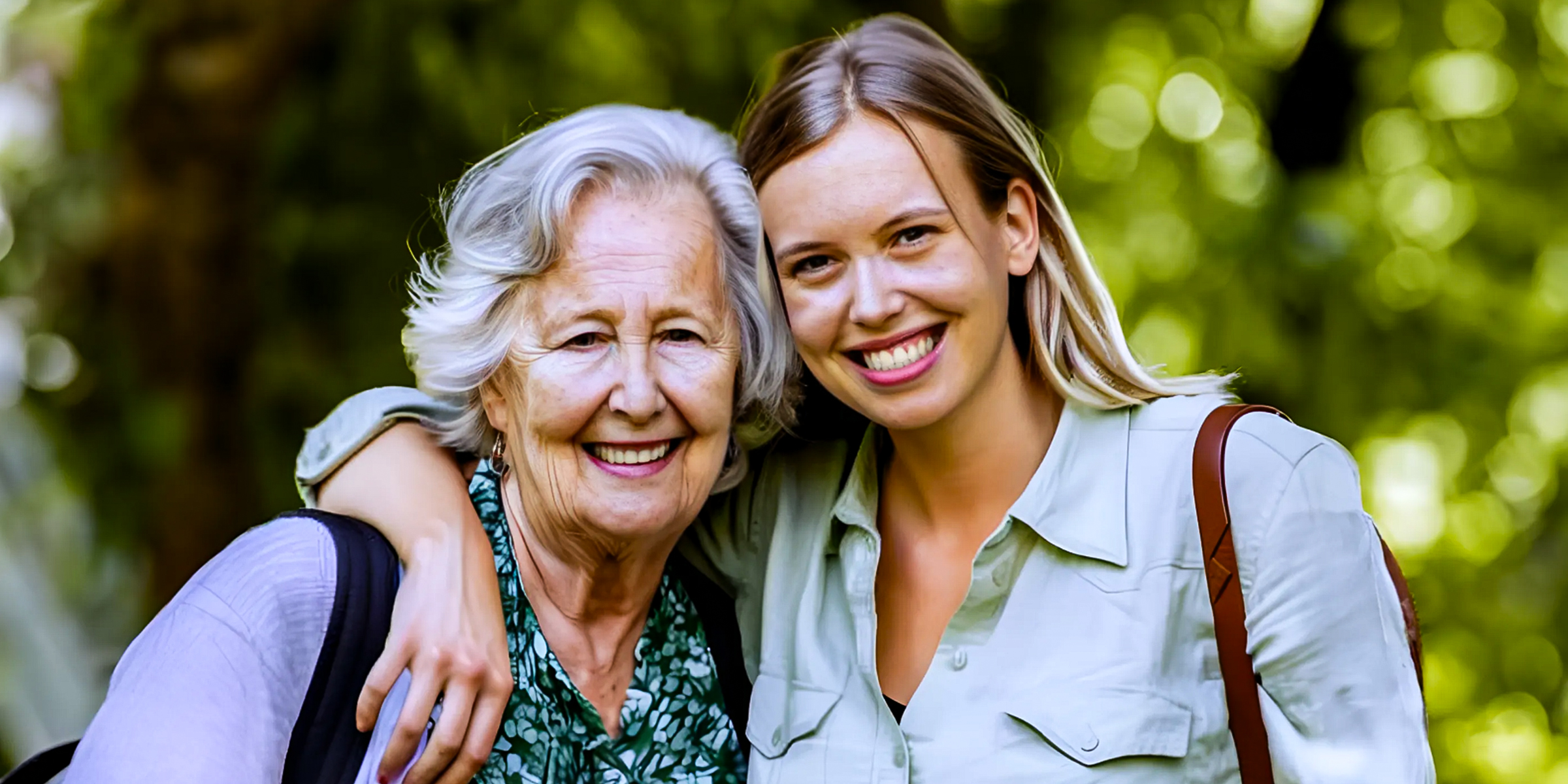 Une femme avec sa grand-mère | Source : Amomama