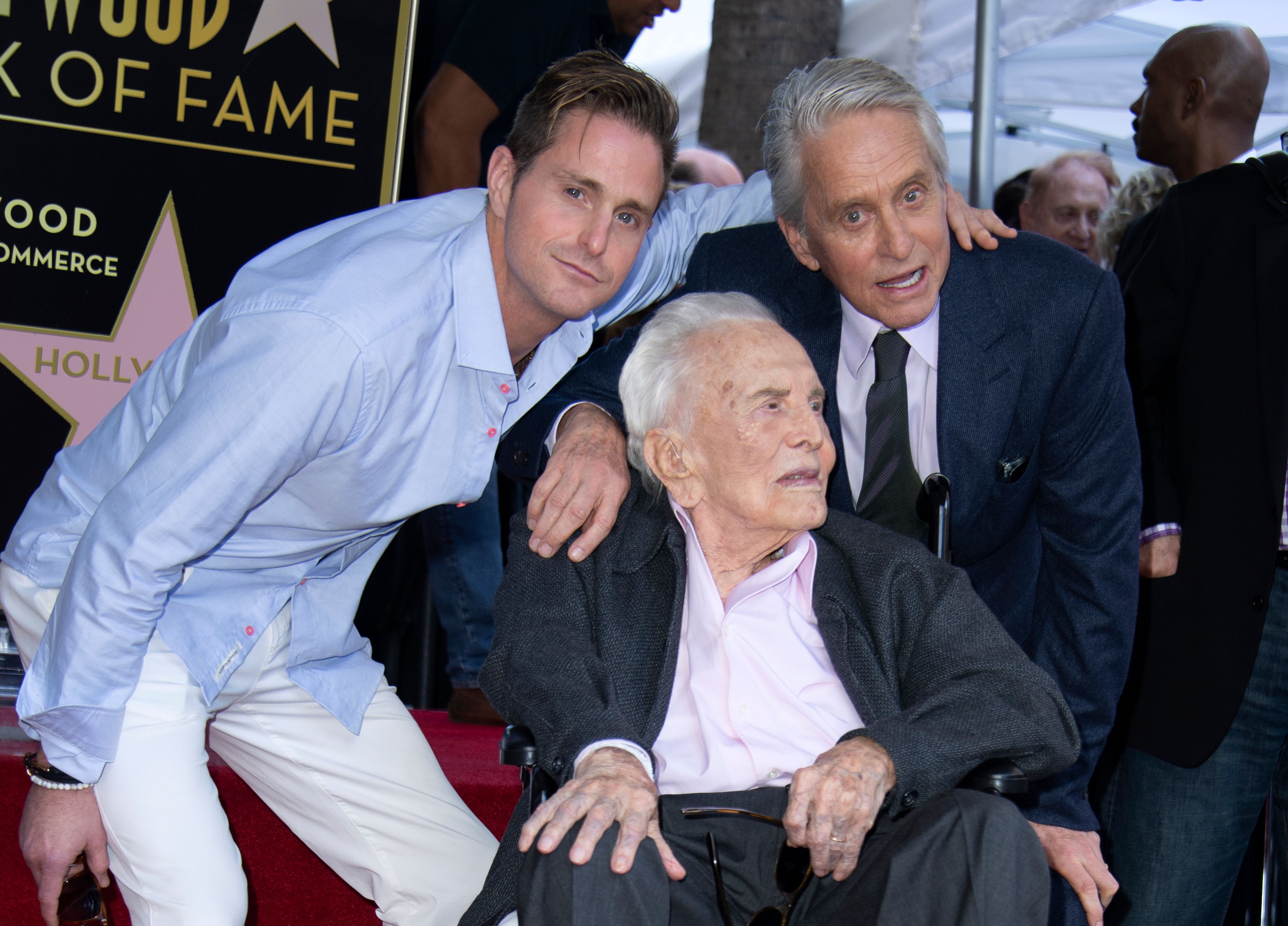 Cameron, Kirk et Michael Douglas assistent à la cérémonie en l'honneur de l'acteur Michael Douglas avec une étoile sur le Hollywood Walk of Fame, à Hollywood, en Californie, le 6 novembre 2018 | Source : Getty Images