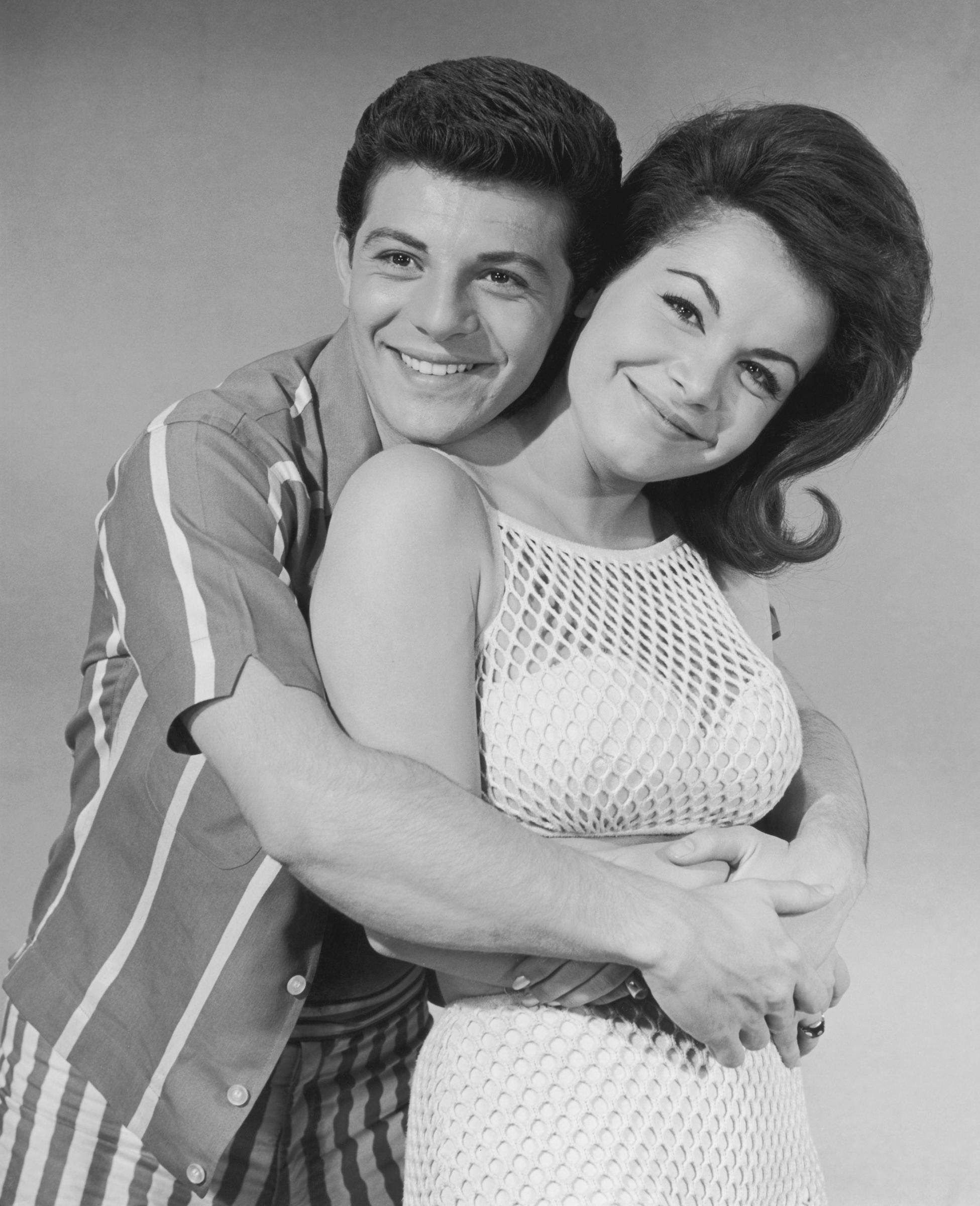 L'acteur et Annette Funicello photographiés en train de s'enlacer le 1er janvier 1962 | Source : Getty Images