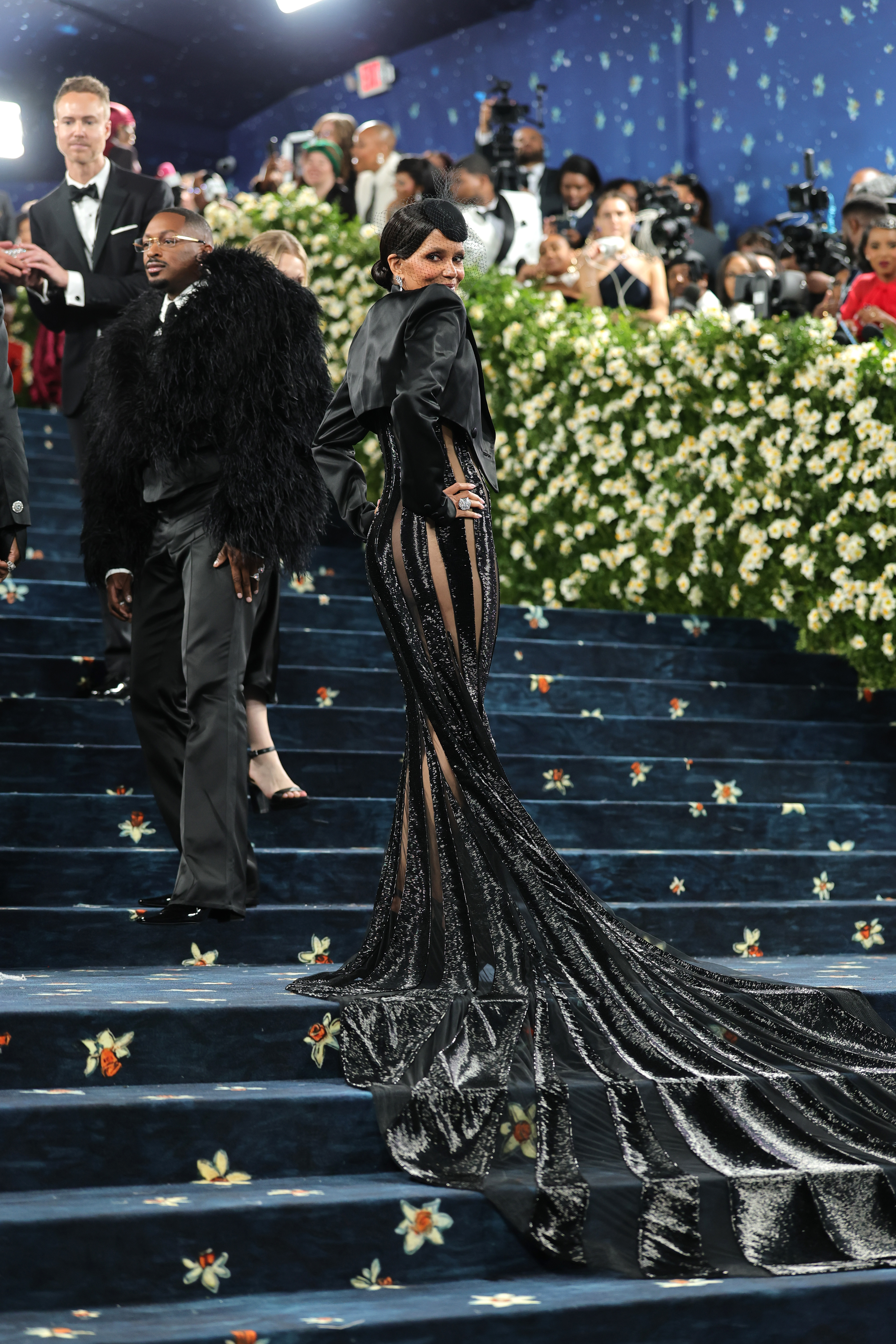 Halle Berry pose sur les marches du Met lors de son apparition à l'événement, daté du 5 mai 2025, à New York | Source : Getty Images