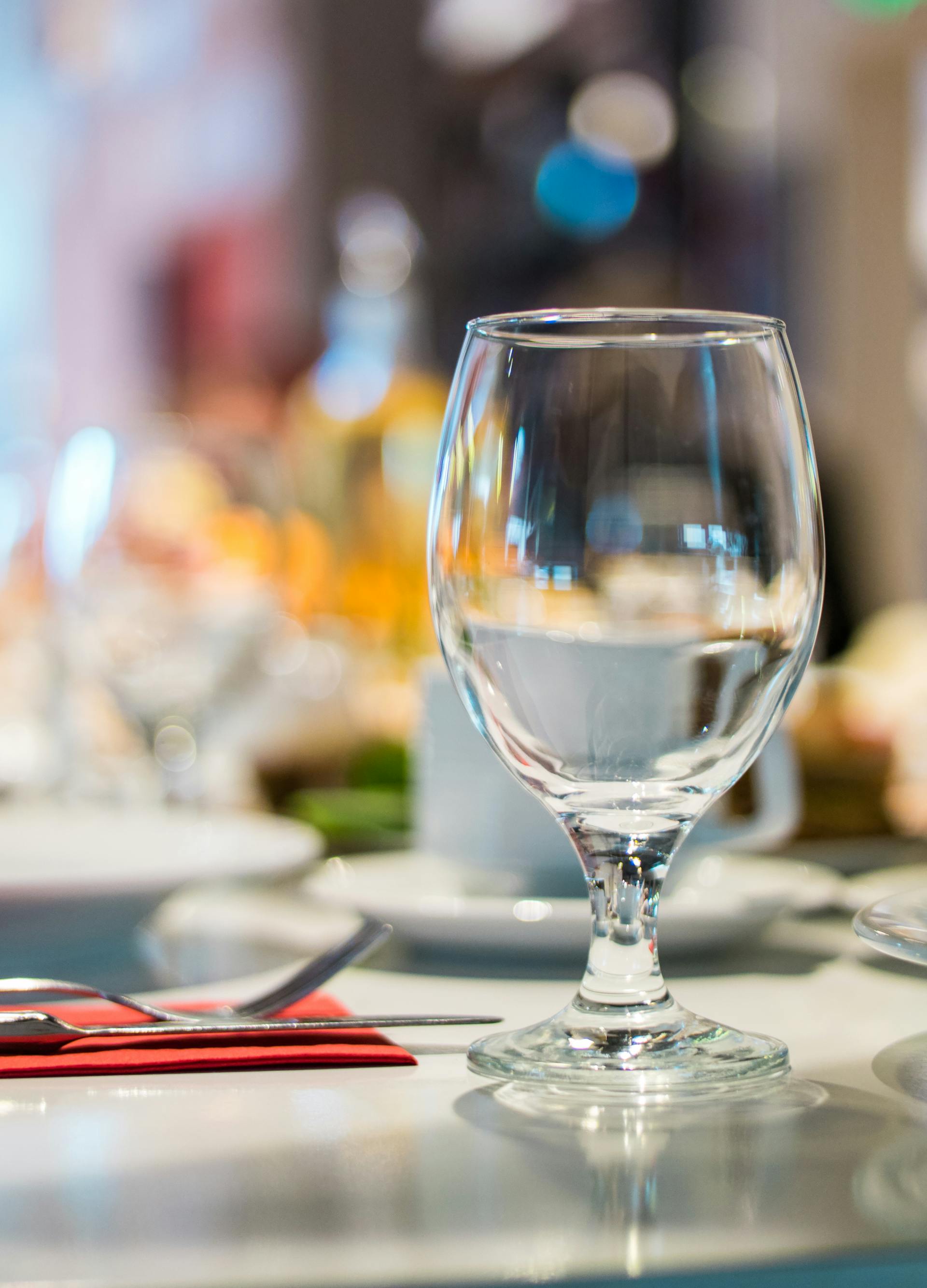 Un verre sur une table | Source : Pexels