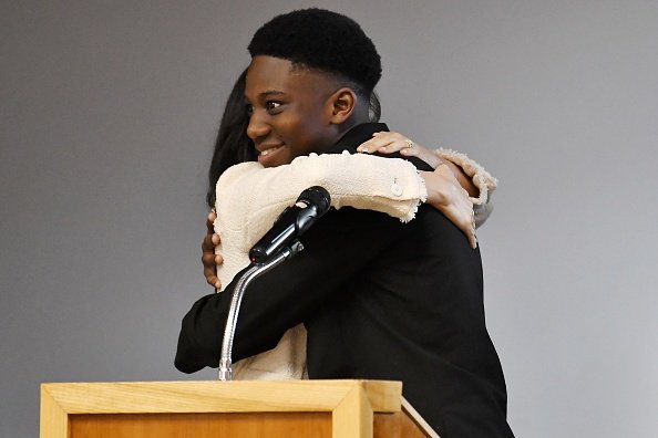 Meghan, duchesse de Sussex et un étudiant Aker Okoye à la Robert Clack Upper School de Dagenham avant la Journée internationale de la femme à Londres, en Angleterre. | Photo : Getty Images