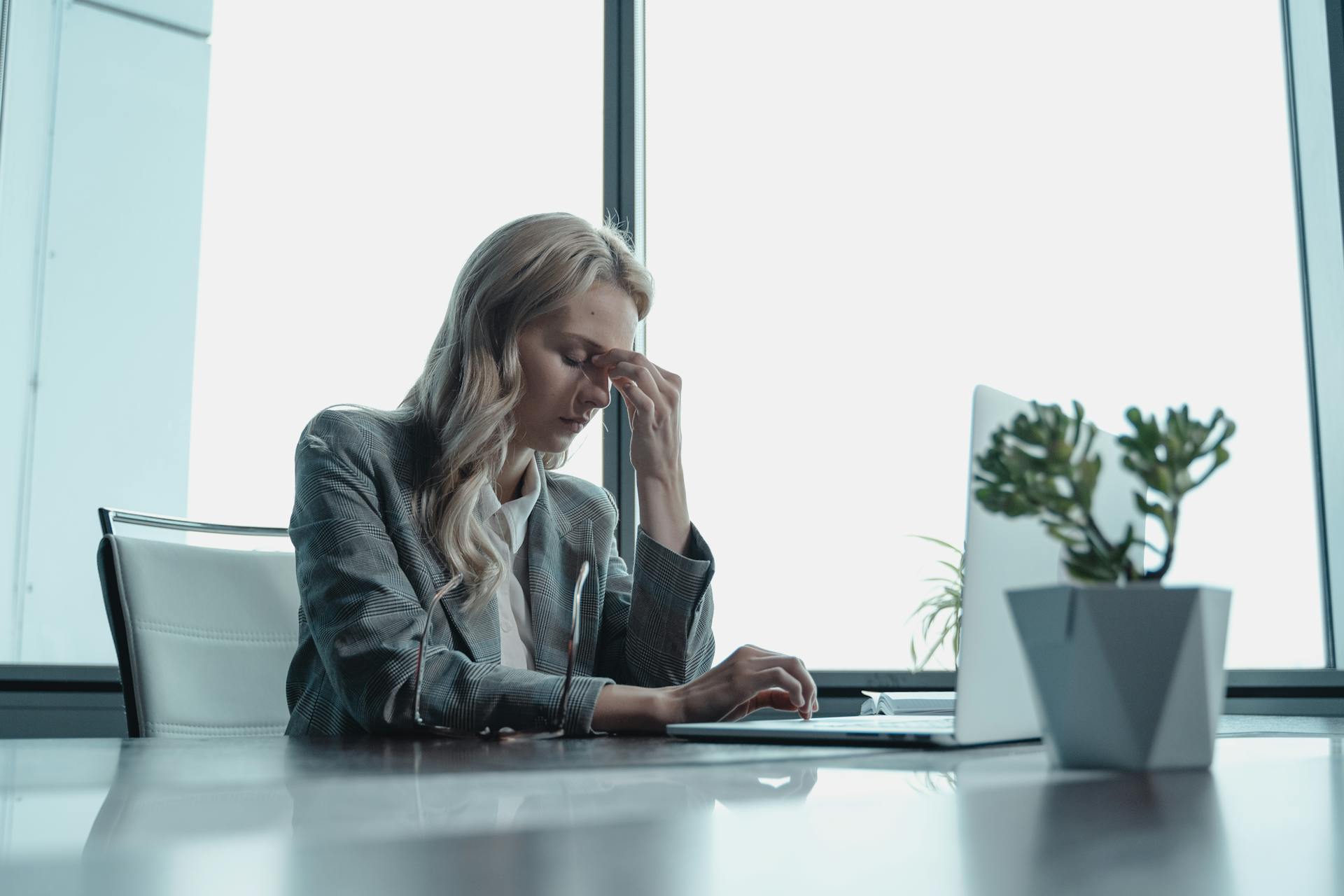 Une femme au travail, en train de réfléchir | Source : Pexels