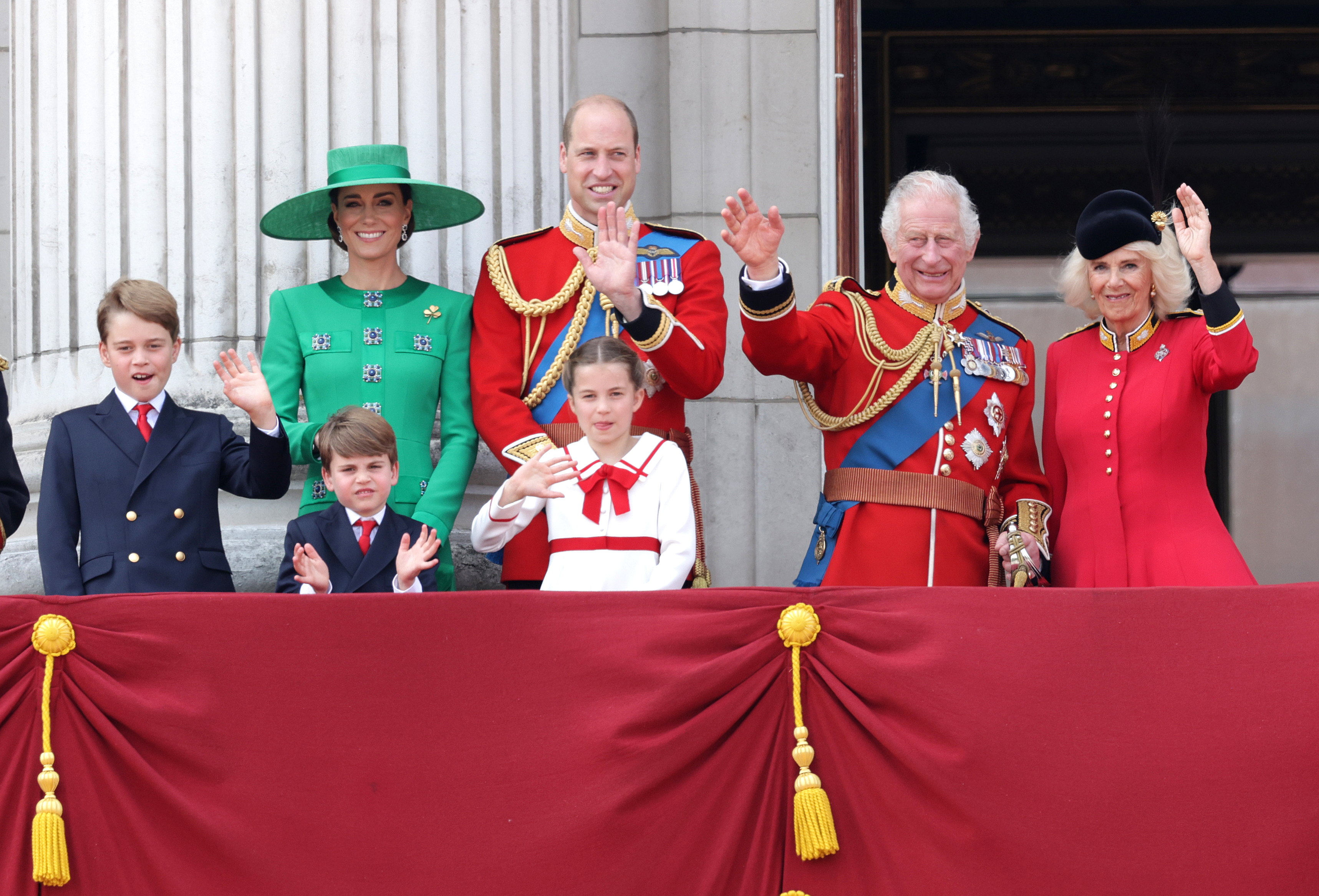 Le prince Louis, la princesse Charlotte, le prince George, la princesse Catherine, le prince William, la reine Camilla et le roi Charles III sur le balcon du palais de Buckingham lors du Trooping the Colour, le 17 juin 2023 à Londres, en Angleterre | Source : Getty Images