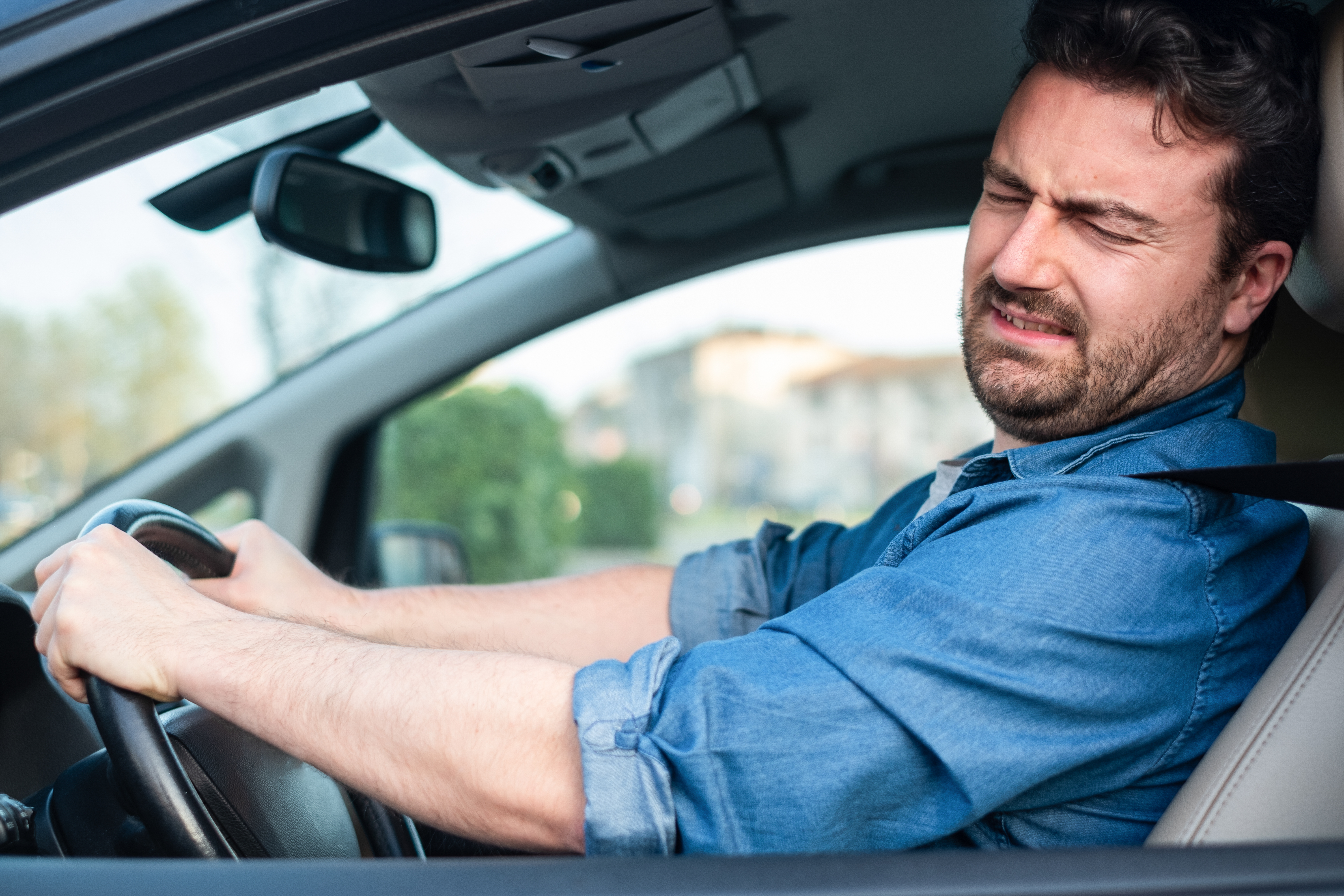 Un homme confus dans une voiture | Source : Shutterstock
