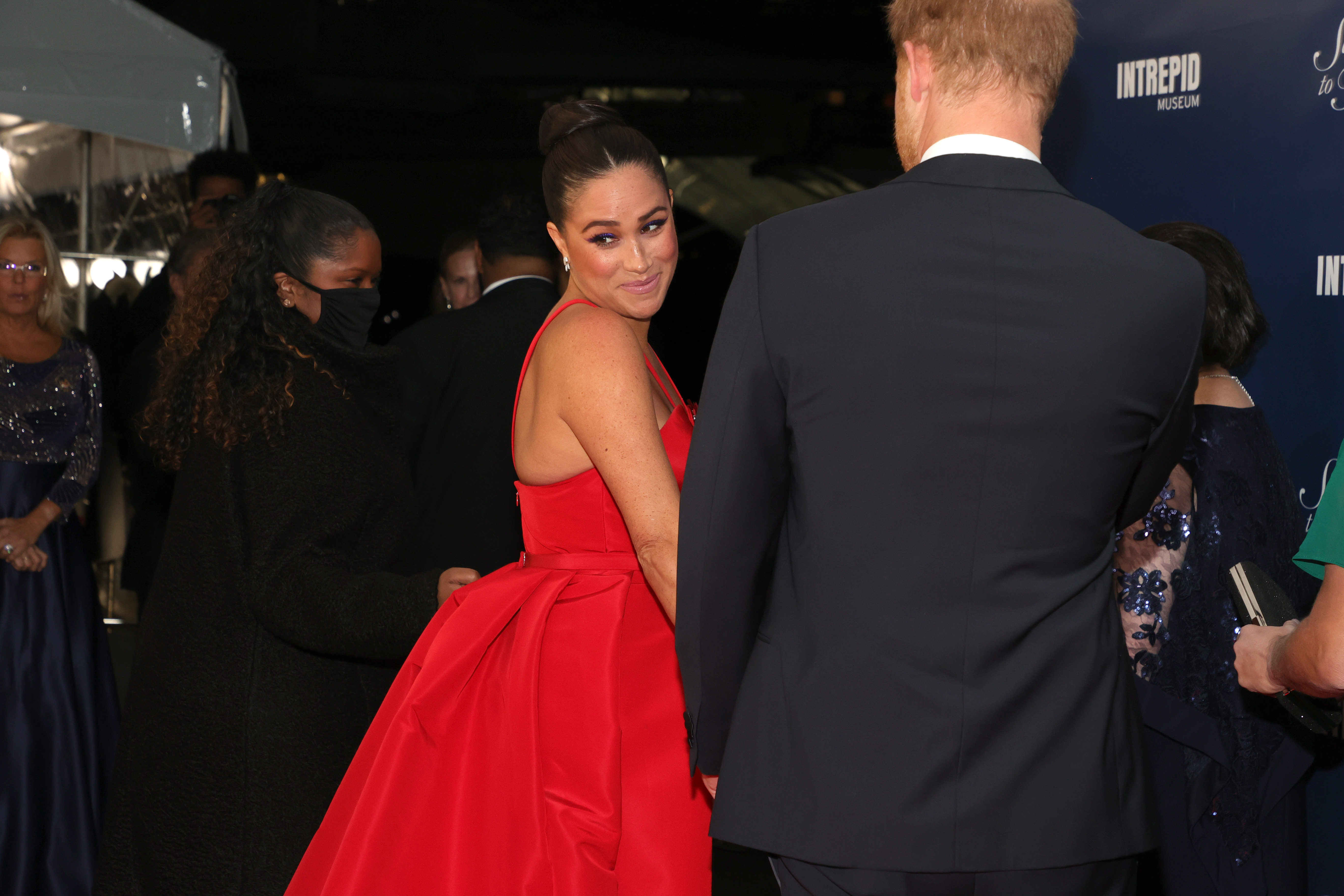 Meghan Markle sourit aux côtés du prince Harry lors du gala 2021 Salute to Freedom à New York, le 10 novembre 2021 | Source : Getty Images