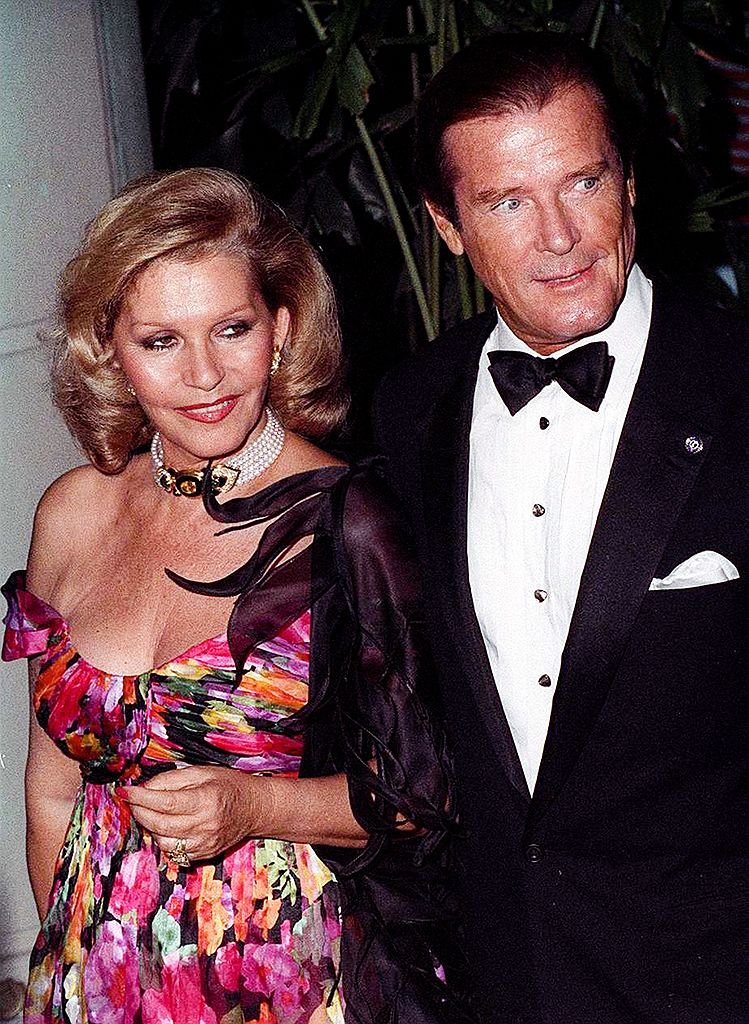 L'acteur anglais Roger Moore avec sa femme Luisa, vers 1992. | Photo : Getty Images