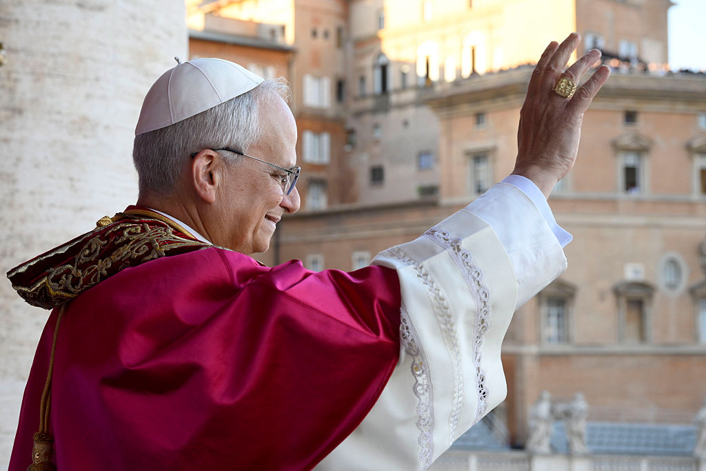 Le pape nouvellement élu Léon XIV, Robert Prevost s'adresse à la foule sur le balcon de la loggia centrale principale donnant sur la place Saint-Pierre le 08 mai 2025 dans la Cité du Vatican, Vatican.