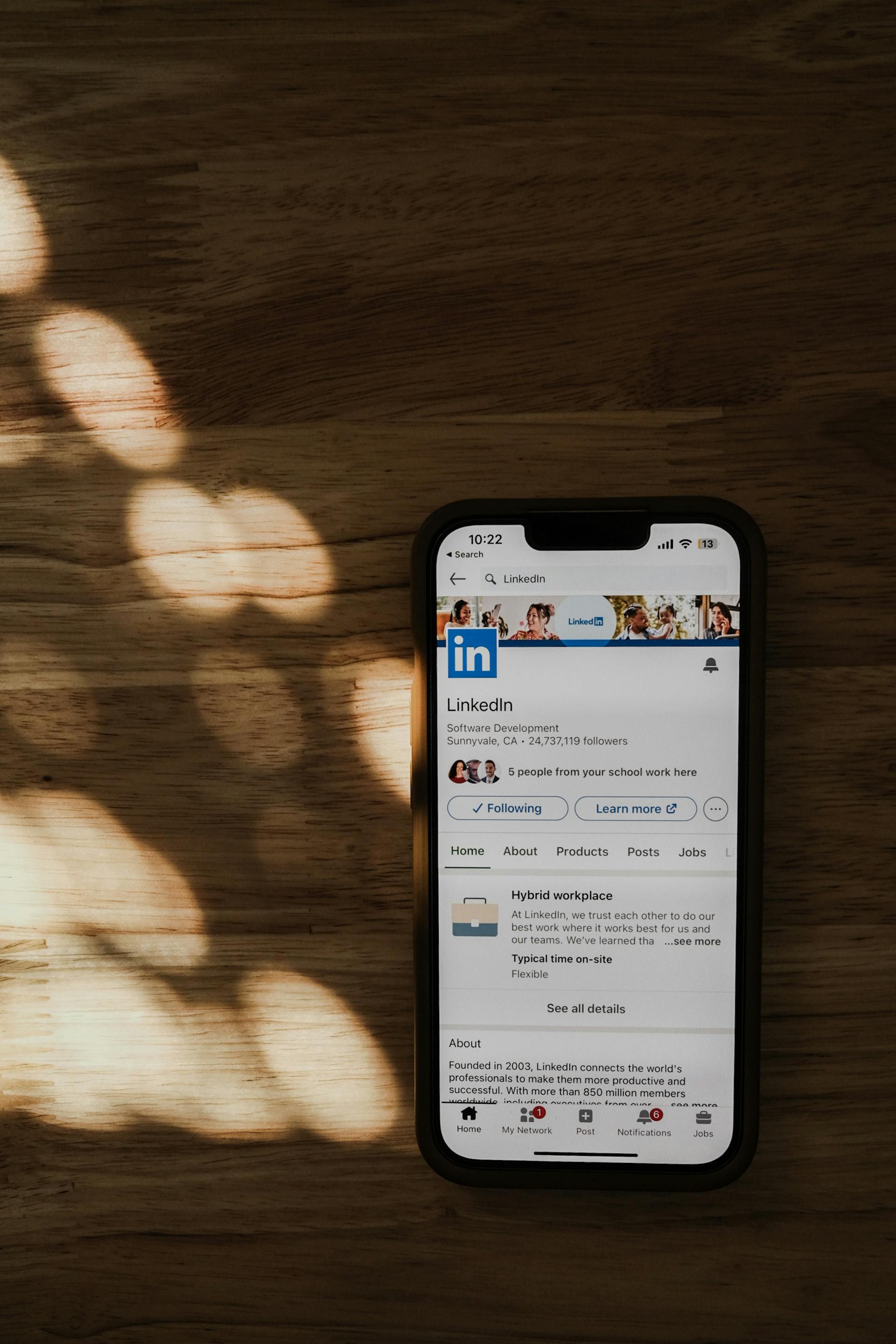 Un écran de téléphone affichant l'application LinkedIn | Source : Pexels