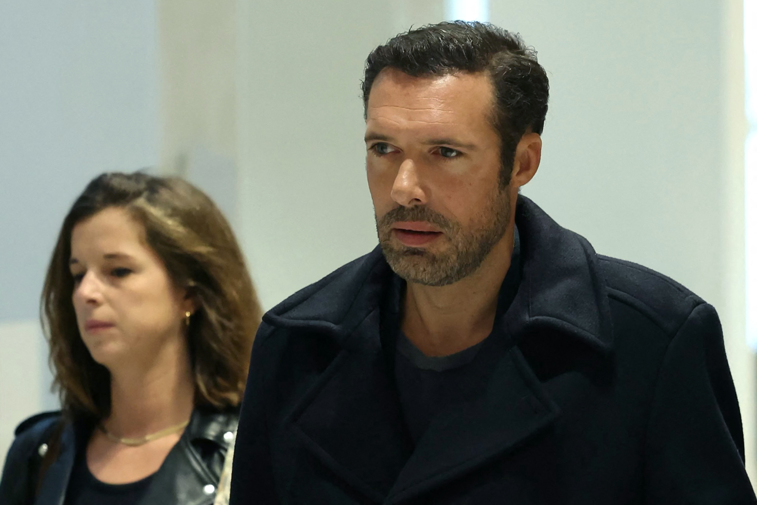 L'acteur et réalisateur français Nicolas Bedos arrive au tribunal de Paris pour son procès devant la cour d'assises pour agression sexuelle et harcèlement envers trois femmes, à Paris, le 26 septembre 2024 I Source : Getty Images
