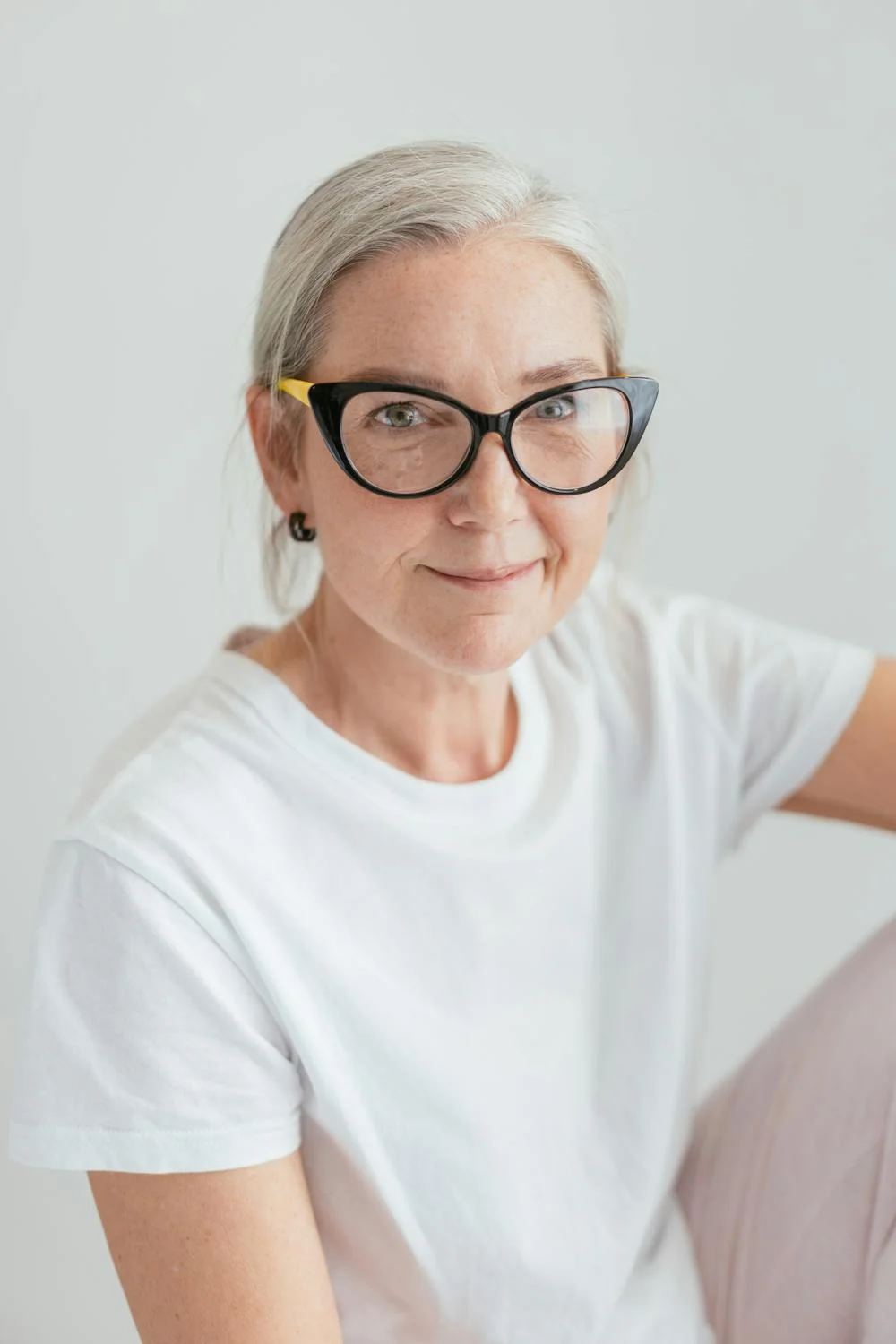 Une femme âgée souriante qui regarde l'appareil photo | Source : Pexels