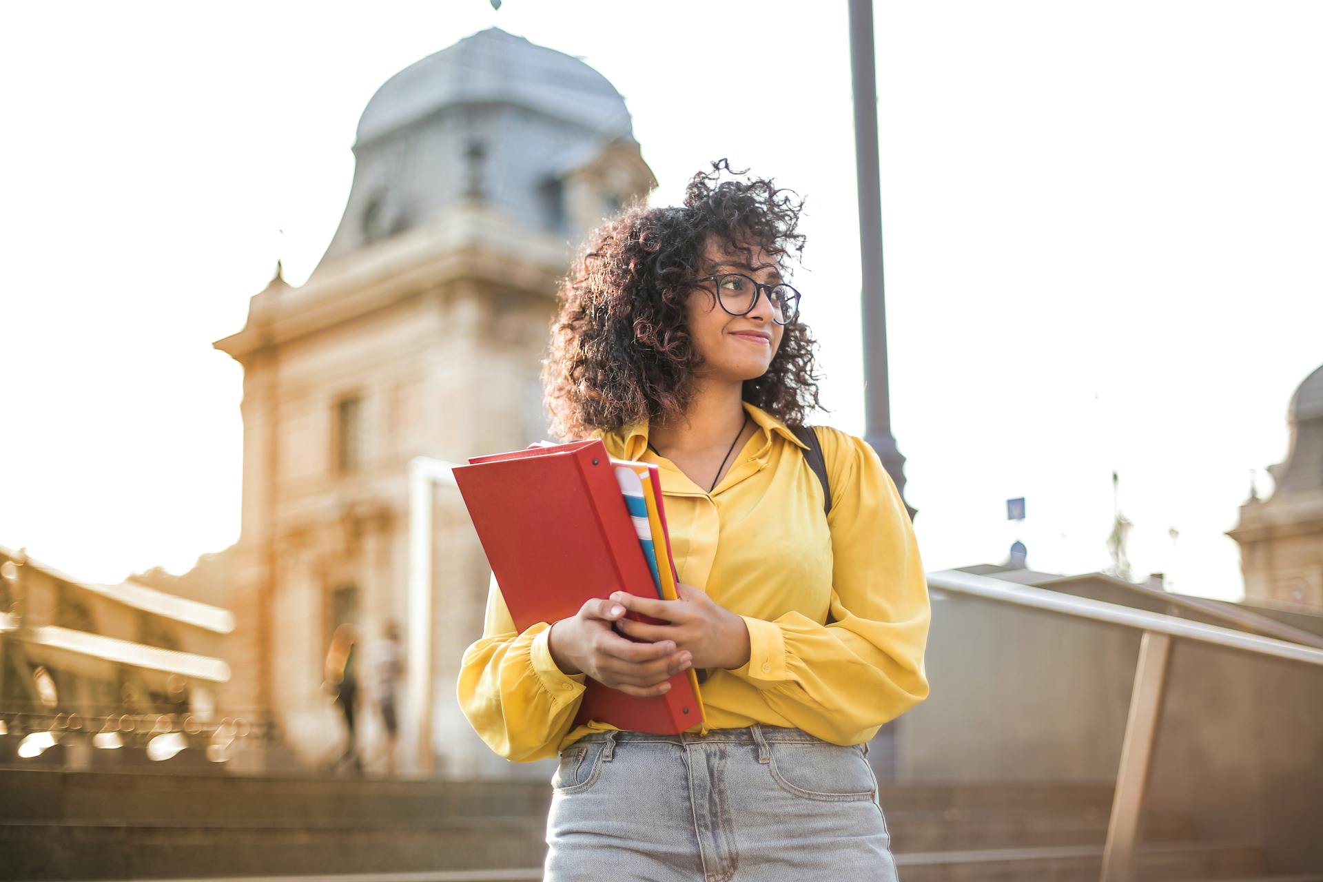 Une femme à la recherche d'une salle pour son futur | Source : Pexels