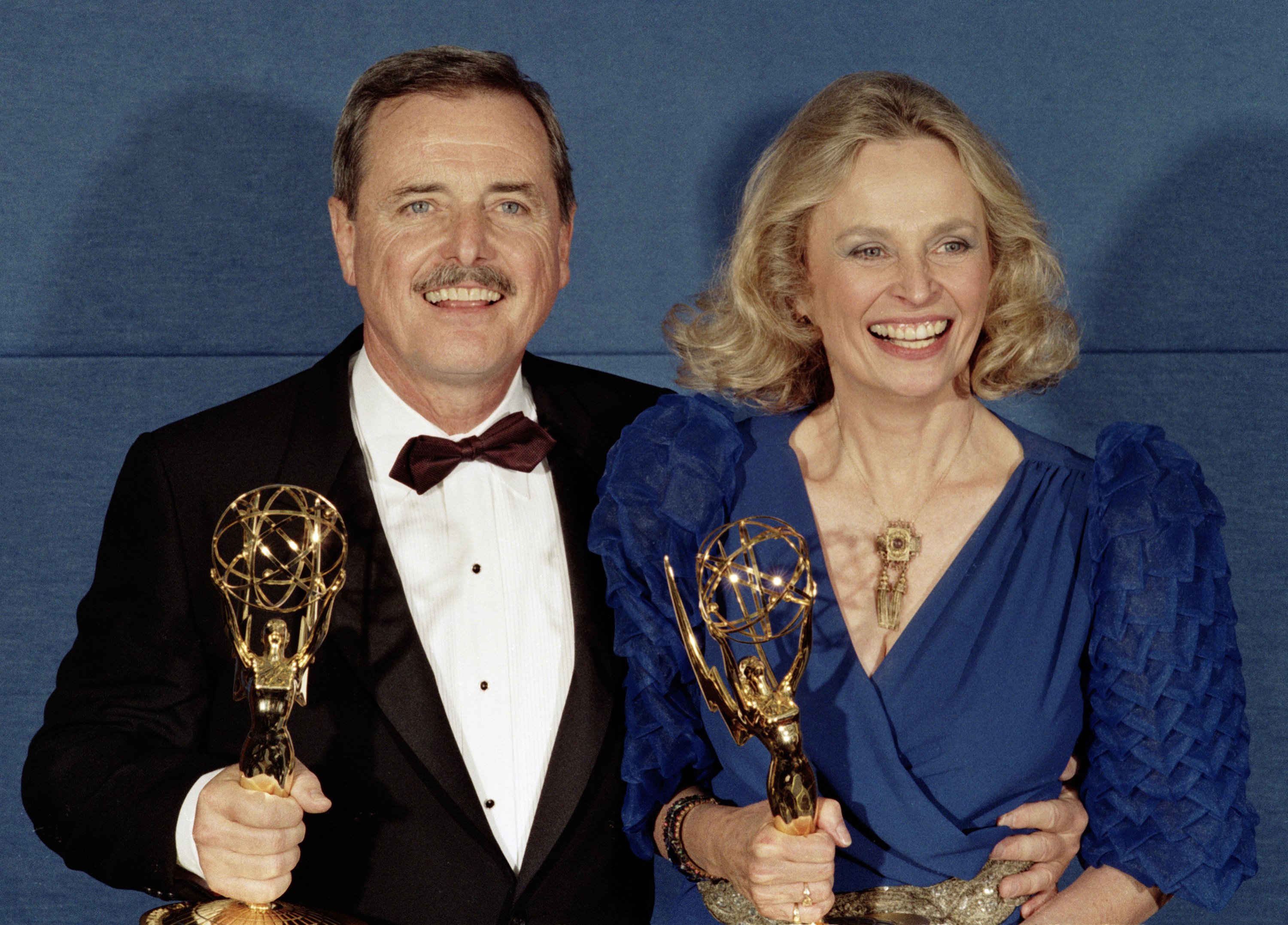 William Daniels et Bonnie Bartlett, lauréats des Emmy Awards et mari et femme dans la vraie vie, célèbrent leurs Emmy Awards dans les coulisses des Emmy Awards, le 21 septembre 1986 à Pasadena, en Californie. | Source : Getty Images