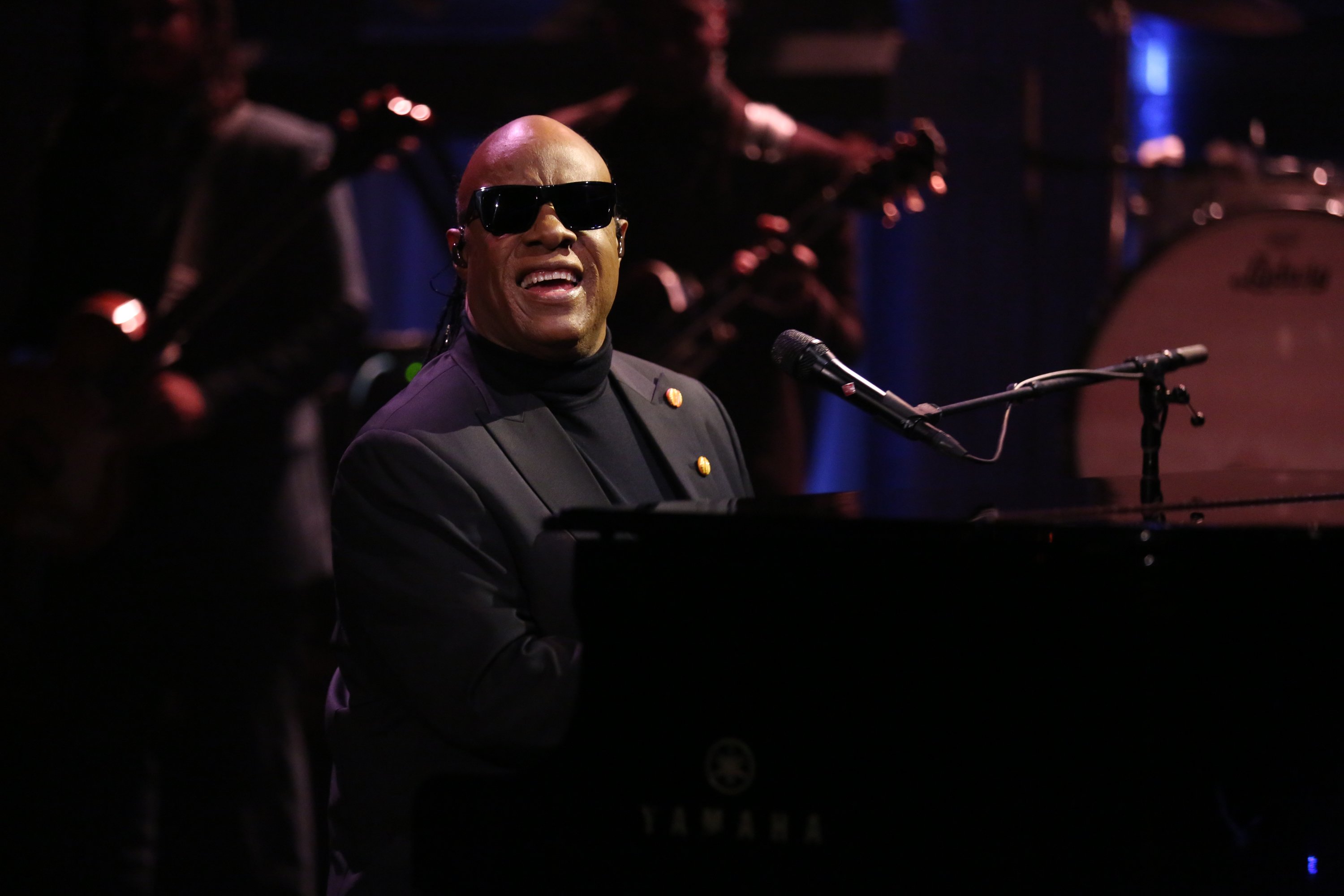 Stevie Wonder se produit avec The Roots sur "The Tonight Show Starring Jimmy Fallon" le 11 janvier 2017. | Photos Getty Images