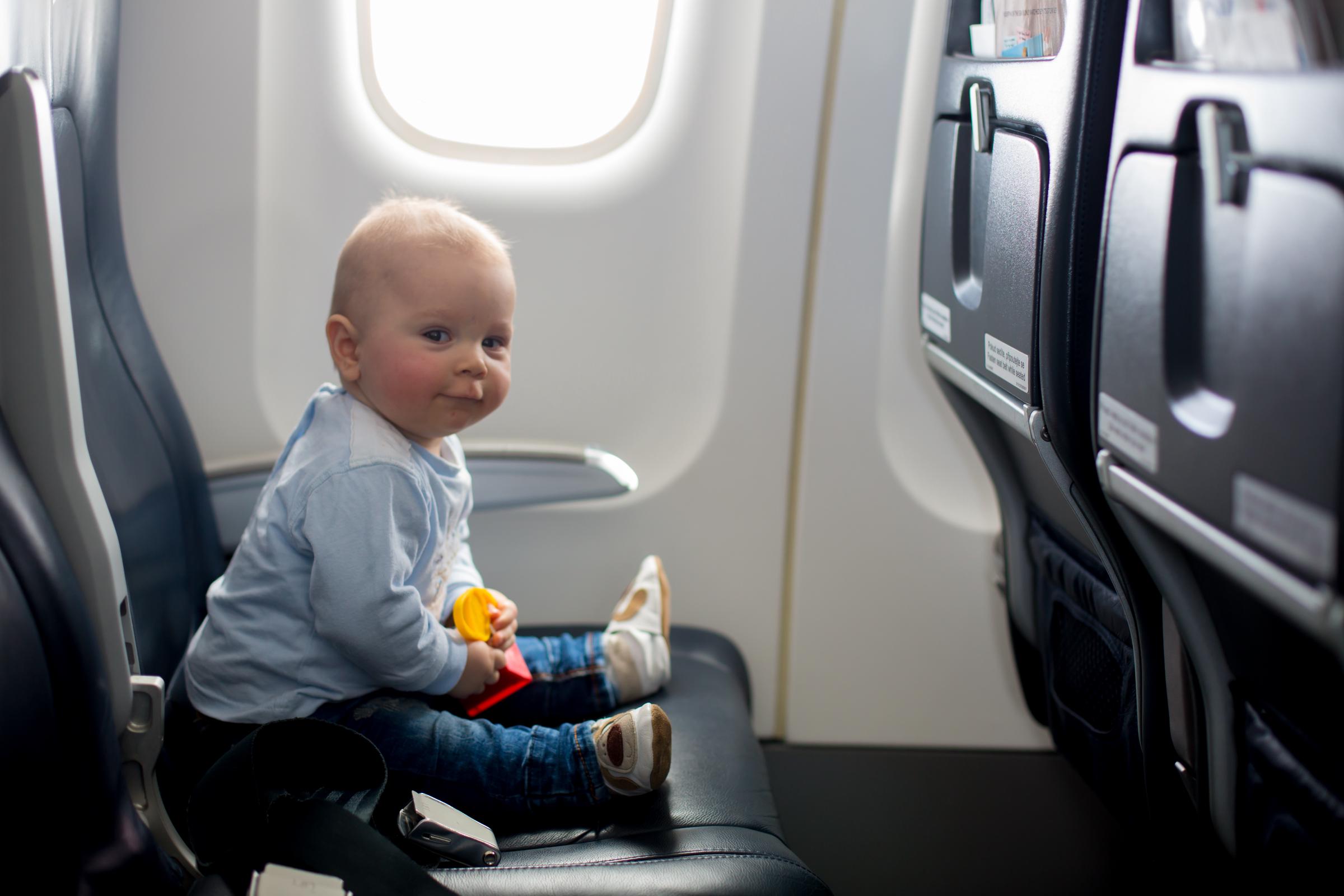 Bébé à l'intérieur d'un avion | Source : Shutterstock