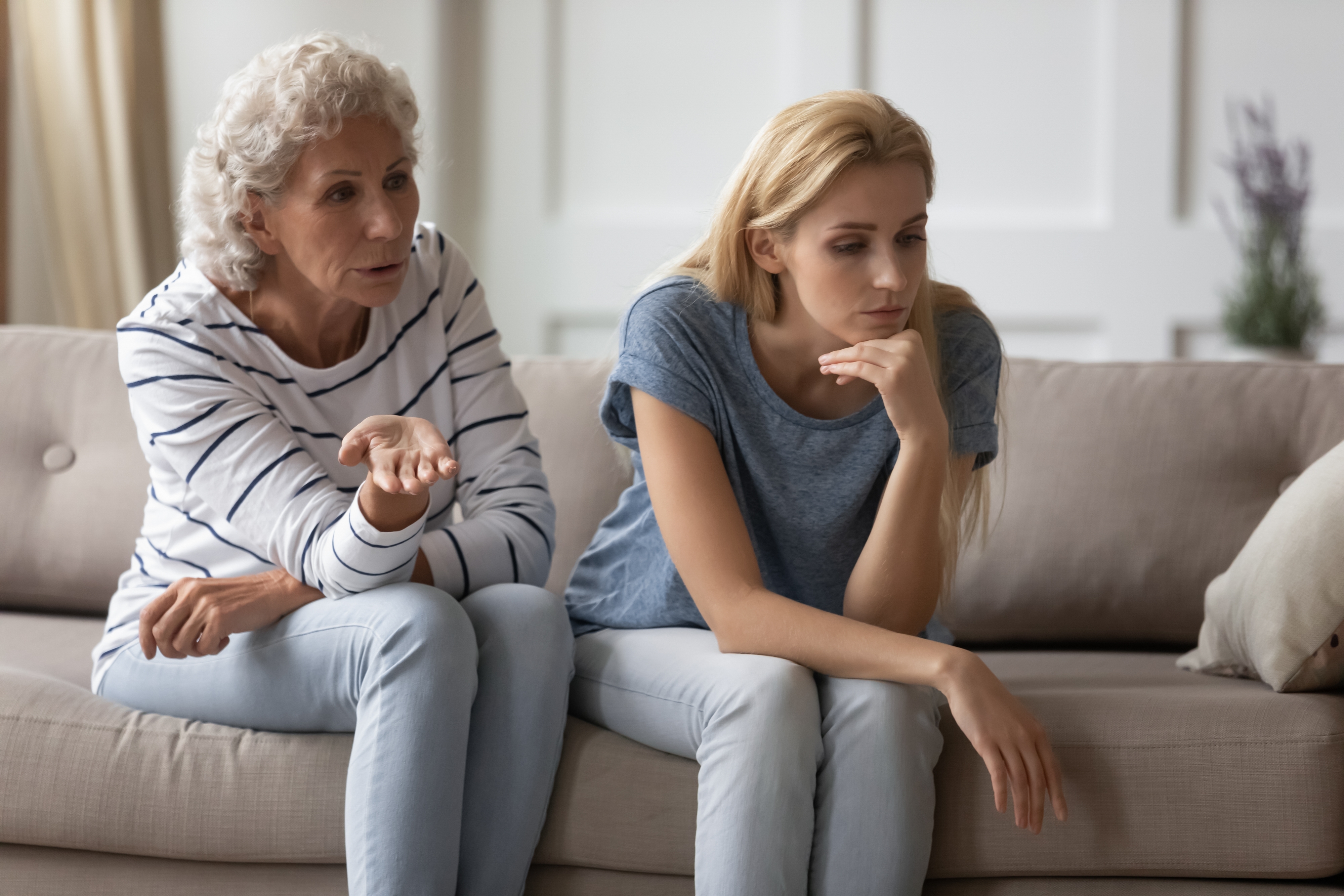 Une femme âgée critique une femme plus jeune | Shutterstock